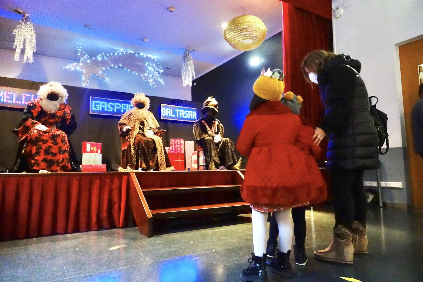 A pesar de la pandemia, Melchor, Gaspar y Baltasar no han querido olvidarse de los regalos de ningún niño de Asturias y han realizado un recorrido de lo más completo a lo largo de toda la región. Eso sí, siempre cumpliendo las medidas de seguridad frente al coronavirus. Por eso los Reyes Magos de Oriente no han podido realizar las tradicionales cabalgatas. Así, durante el pasado lunes y este martes, Sus Majestades, acompañados del Príncipe Aliatar, han atendido las peticiones de los más pequeños de Oviedo, Gijón, Avilés, Mieres, Colloto, Villaviciosa, Cangas del Narcea, Lugones, Arriondas, Ribadesella, Cangas de Onís y muchos otros municipios asturianos. 
