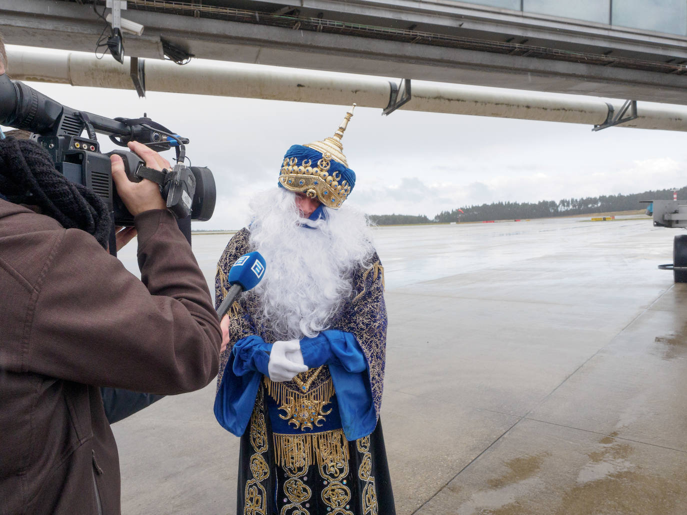 A pesar de la pandemia, Melchor, Gaspar y Baltasar no han querido olvidarse de los regalos de ningún niño de Asturias y han realizado un recorrido de lo más completo a lo largo de toda la región. Eso sí, siempre cumpliendo las medidas de seguridad frente al coronavirus. Por eso los Reyes Magos de Oriente no han podido realizar las tradicionales cabalgatas. Así, durante el pasado lunes y este martes, Sus Majestades, acompañados del Príncipe Aliatar, han atendido las peticiones de los más pequeños de Oviedo, Gijón, Avilés, Mieres, Colloto, Villaviciosa, Cangas del Narcea, Lugones, Arriondas, Ribadesella, Cangas de Onís y muchos otros municipios asturianos. 