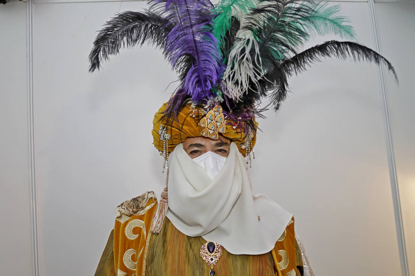 A pesar de la pandemia, Melchor, Gaspar y Baltasar no han querido olvidarse de los regalos de ningún niño de Asturias y han realizado un recorrido de lo más completo a lo largo de toda la región. Eso sí, siempre cumpliendo las medidas de seguridad frente al coronavirus. Por eso los Reyes Magos de Oriente no han podido realizar las tradicionales cabalgatas. Así, durante el pasado lunes y este martes, Sus Majestades, acompañados del Príncipe Aliatar, han atendido las peticiones de los más pequeños de Oviedo, Gijón, Avilés, Mieres, Colloto, Villaviciosa, Cangas del Narcea, Lugones, Arriondas, Ribadesella, Cangas de Onís y muchos otros municipios asturianos. 