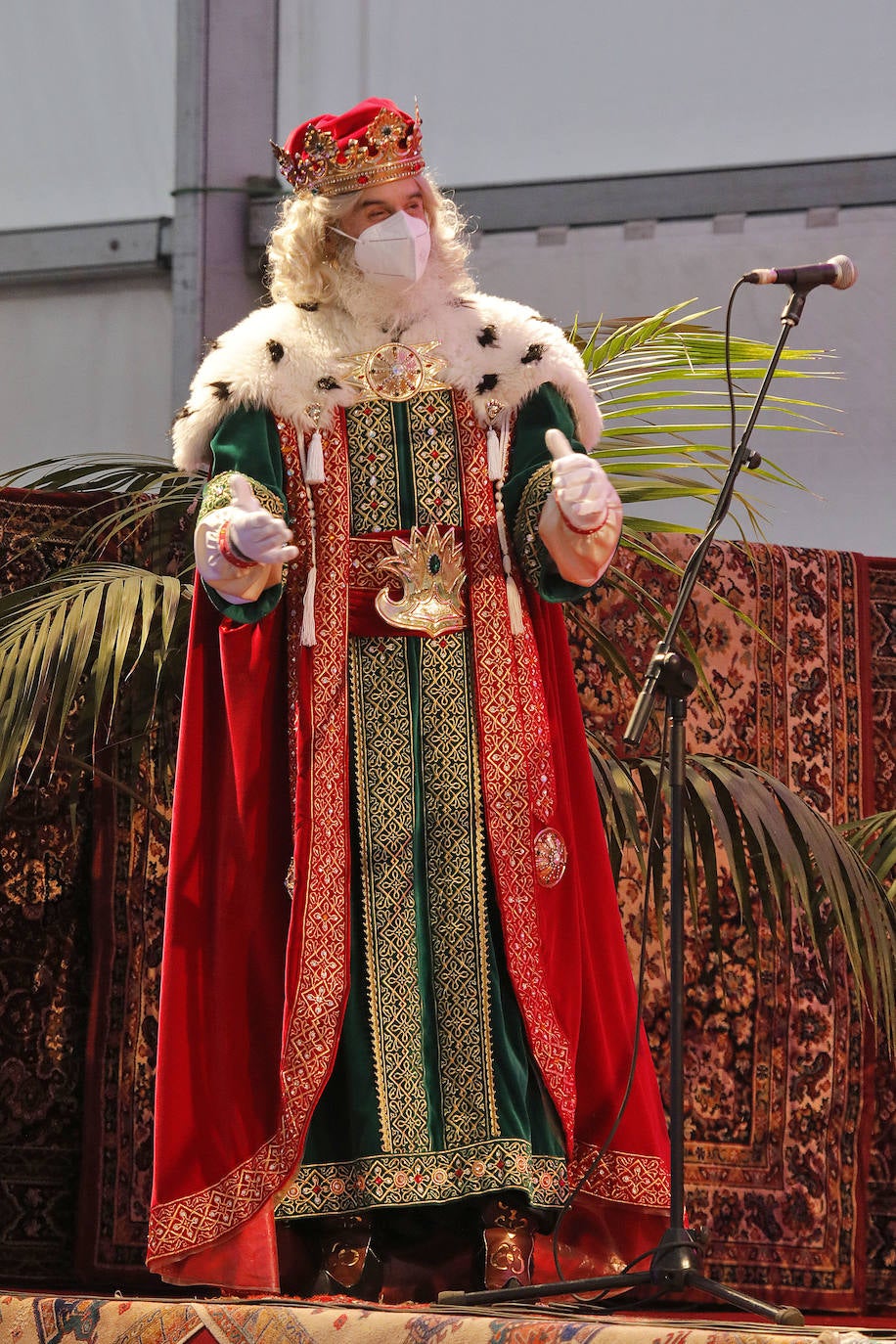 A pesar de la pandemia, Melchor, Gaspar y Baltasar no han querido olvidarse de los regalos de ningún niño de Asturias y han realizado un recorrido de lo más completo a lo largo de toda la región. Eso sí, siempre cumpliendo las medidas de seguridad frente al coronavirus. Por eso los Reyes Magos de Oriente no han podido realizar las tradicionales cabalgatas. Así, durante el pasado lunes y este martes, Sus Majestades, acompañados del Príncipe Aliatar, han atendido las peticiones de los más pequeños de Oviedo, Gijón, Avilés, Mieres, Colloto, Villaviciosa, Cangas del Narcea, Lugones, Arriondas, Ribadesella, Cangas de Onís y muchos otros municipios asturianos. 
