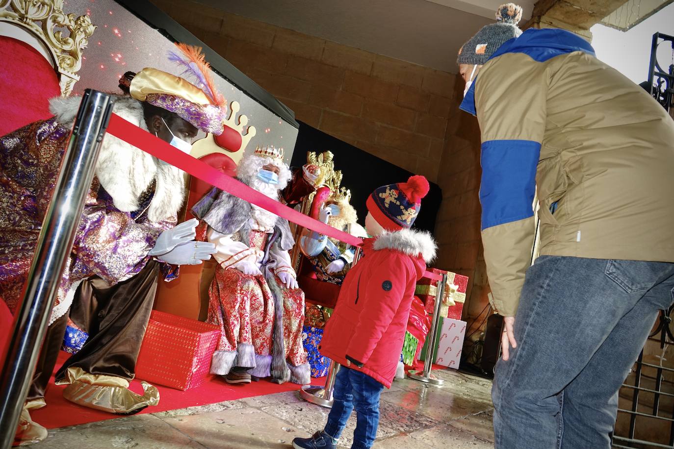 A pesar de la pandemia, Melchor, Gaspar y Baltasar no han querido olvidarse de los regalos de ningún niño de Asturias y han realizado un recorrido de lo más completo a lo largo de toda la región. Eso sí, siempre cumpliendo las medidas de seguridad frente al coronavirus. Por eso los Reyes Magos de Oriente no han podido realizar las tradicionales cabalgatas. Así, durante el pasado lunes y este martes, Sus Majestades, acompañados del Príncipe Aliatar, han atendido las peticiones de los más pequeños de Oviedo, Gijón, Avilés, Mieres, Colloto, Villaviciosa, Cangas del Narcea, Lugones, Arriondas, Ribadesella, Cangas de Onís y muchos otros municipios asturianos. 
