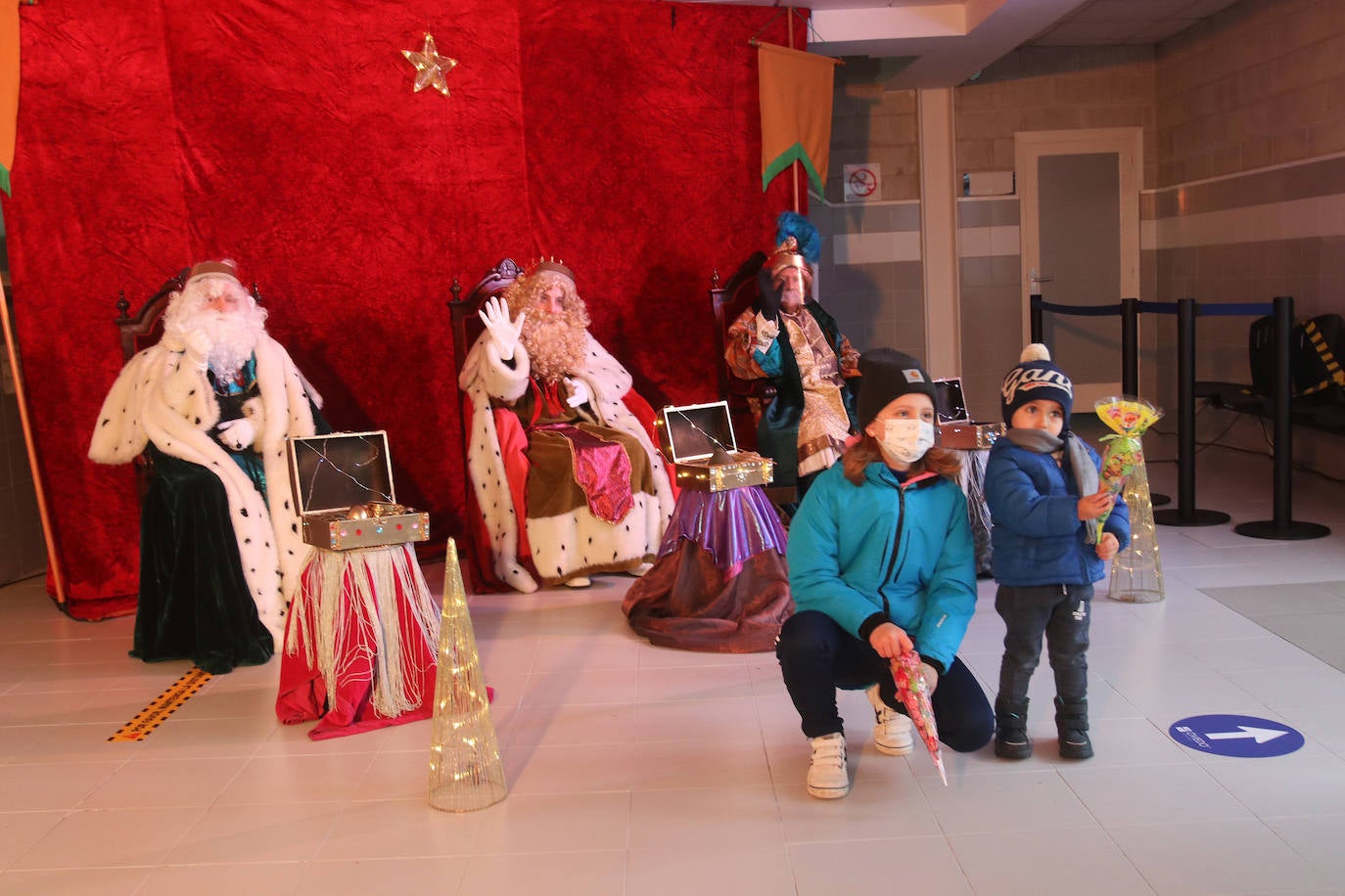 A pesar de la pandemia, Melchor, Gaspar y Baltasar no han querido olvidarse de los regalos de ningún niño de Asturias y han realizado un recorrido de lo más completo a lo largo de toda la región. Eso sí, siempre cumpliendo las medidas de seguridad frente al coronavirus. Por eso los Reyes Magos de Oriente no han podido realizar las tradicionales cabalgatas. Así, durante el pasado lunes y este martes, Sus Majestades, acompañados del Príncipe Aliatar, han atendido las peticiones de los más pequeños de Oviedo, Gijón, Avilés, Mieres, Colloto, Villaviciosa, Cangas del Narcea, Lugones y muchos otros municipios asturianos. 