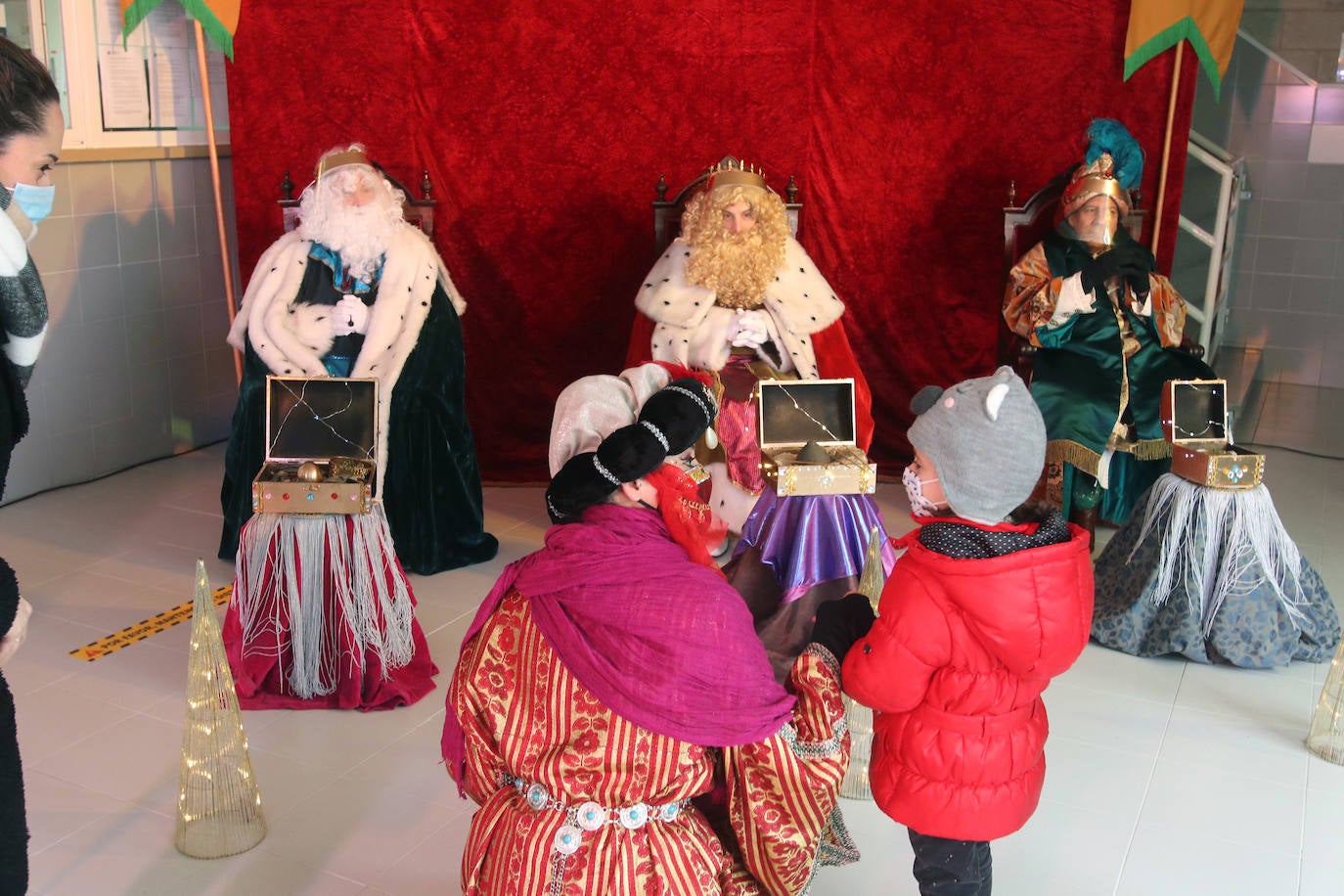 A pesar de la pandemia, Melchor, Gaspar y Baltasar no han querido olvidarse de los regalos de ningún niño de Asturias y han realizado un recorrido de lo más completo a lo largo de toda la región. Eso sí, siempre cumpliendo las medidas de seguridad frente al coronavirus. Por eso los Reyes Magos de Oriente no han podido realizar las tradicionales cabalgatas. Así, durante el pasado lunes y este martes, Sus Majestades, acompañados del Príncipe Aliatar, han atendido las peticiones de los más pequeños de Oviedo, Gijón, Avilés, Mieres, Colloto, Villaviciosa, Cangas del Narcea, Lugones y muchos otros municipios asturianos. 