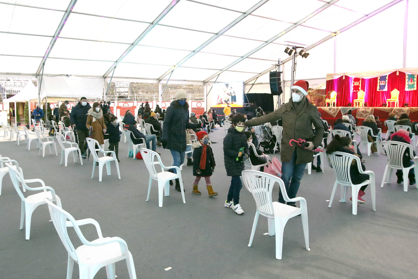 A pesar de la pandemia, Melchor, Gaspar y Baltasar no han querido olvidarse de los regalos de ningún niño de Asturias y han realizado un recorrido de lo más completo a lo largo de toda la región. Eso sí, siempre cumpliendo las medidas de seguridad frente al coronavirus. Por eso los Reyes Magos de Oriente no han podido realizar las tradicionales cabalgatas. Así, durante el pasado lunes y este martes, Sus Majestades, acompañados del Príncipe Aliatar, han atendido las peticiones de los más pequeños de Oviedo, Gijón, Avilés, Mieres, Colloto, Villaviciosa, Cangas del Narcea, Lugones y muchos otros municipios asturianos. 