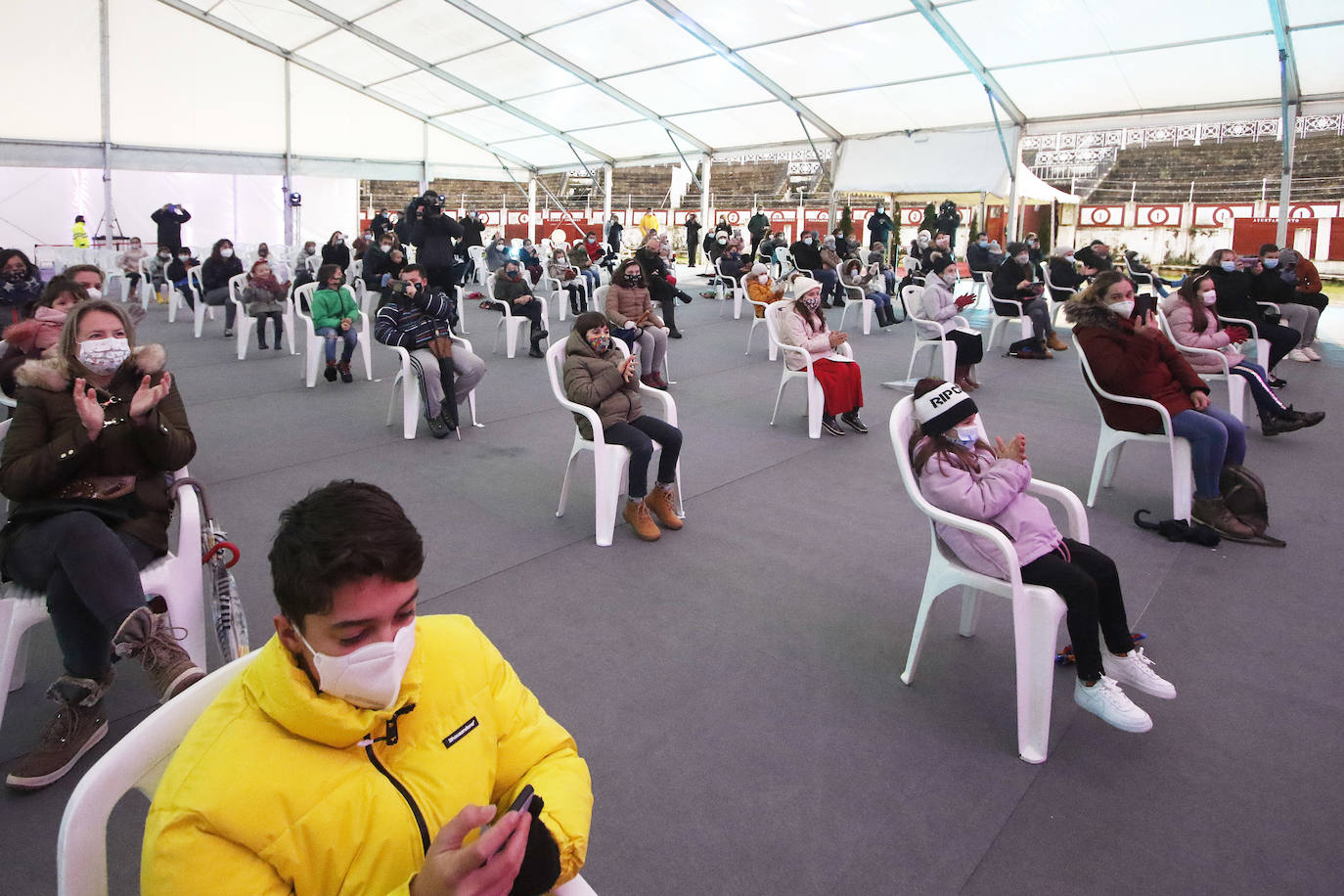 A pesar de la pandemia, Melchor, Gaspar y Baltasar no han querido olvidarse de los regalos de ningún niño de Asturias y han realizado un recorrido de lo más completo a lo largo de toda la región. Eso sí, siempre cumpliendo las medidas de seguridad frente al coronavirus. Por eso los Reyes Magos de Oriente no han podido realizar las tradicionales cabalgatas. Así, durante el pasado lunes y este martes, Sus Majestades, acompañados del Príncipe Aliatar, han atendido las peticiones de los más pequeños de Oviedo, Gijón, Avilés, Mieres, Colloto, Villaviciosa, Cangas del Narcea, Lugones y muchos otros municipios asturianos. 