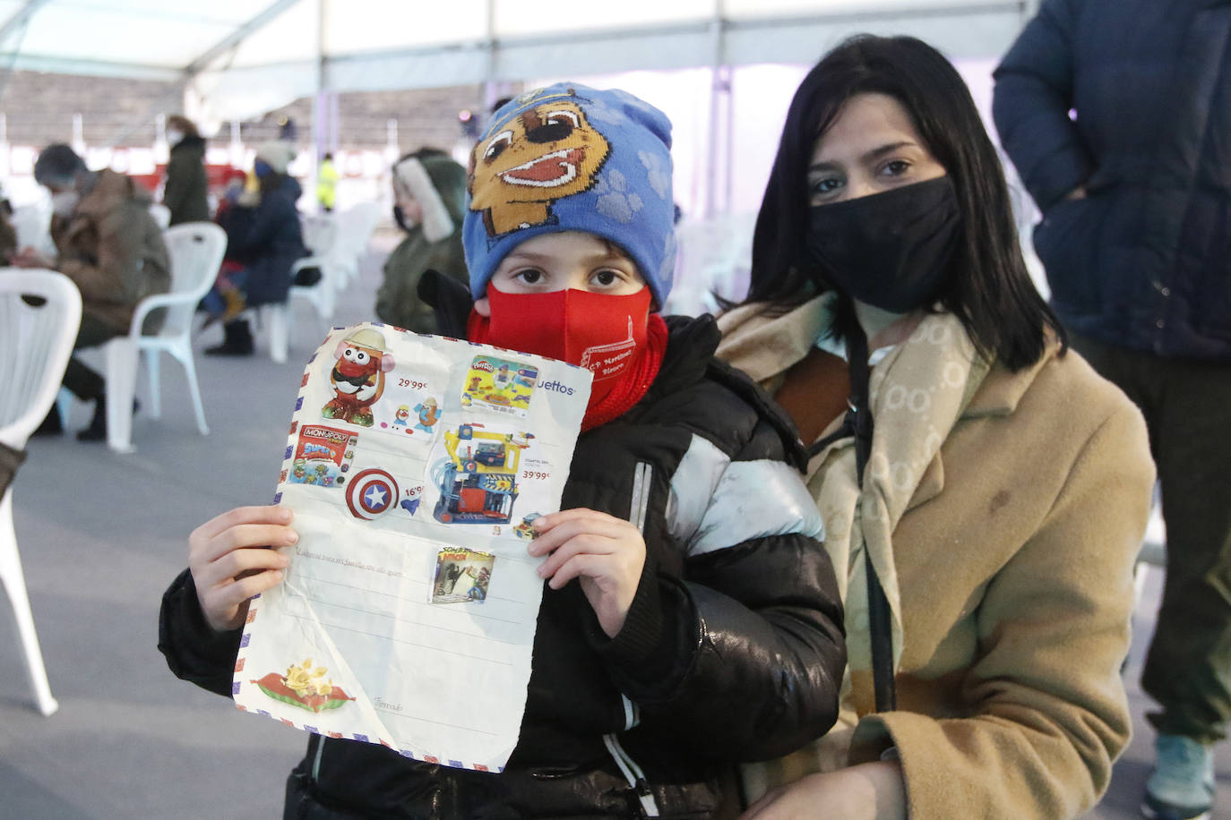 A pesar de la pandemia, Melchor, Gaspar y Baltasar no han querido olvidarse de los regalos de ningún niño de Asturias y han realizado un recorrido de lo más completo a lo largo de toda la región. Eso sí, siempre cumpliendo las medidas de seguridad frente al coronavirus. Por eso los Reyes Magos de Oriente no han podido realizar las tradicionales cabalgatas. Así, durante el pasado lunes y este martes, Sus Majestades, acompañados del Príncipe Aliatar, han atendido las peticiones de los más pequeños de Oviedo, Gijón, Avilés, Mieres, Colloto, Villaviciosa, Cangas del Narcea, Lugones y muchos otros municipios asturianos. 