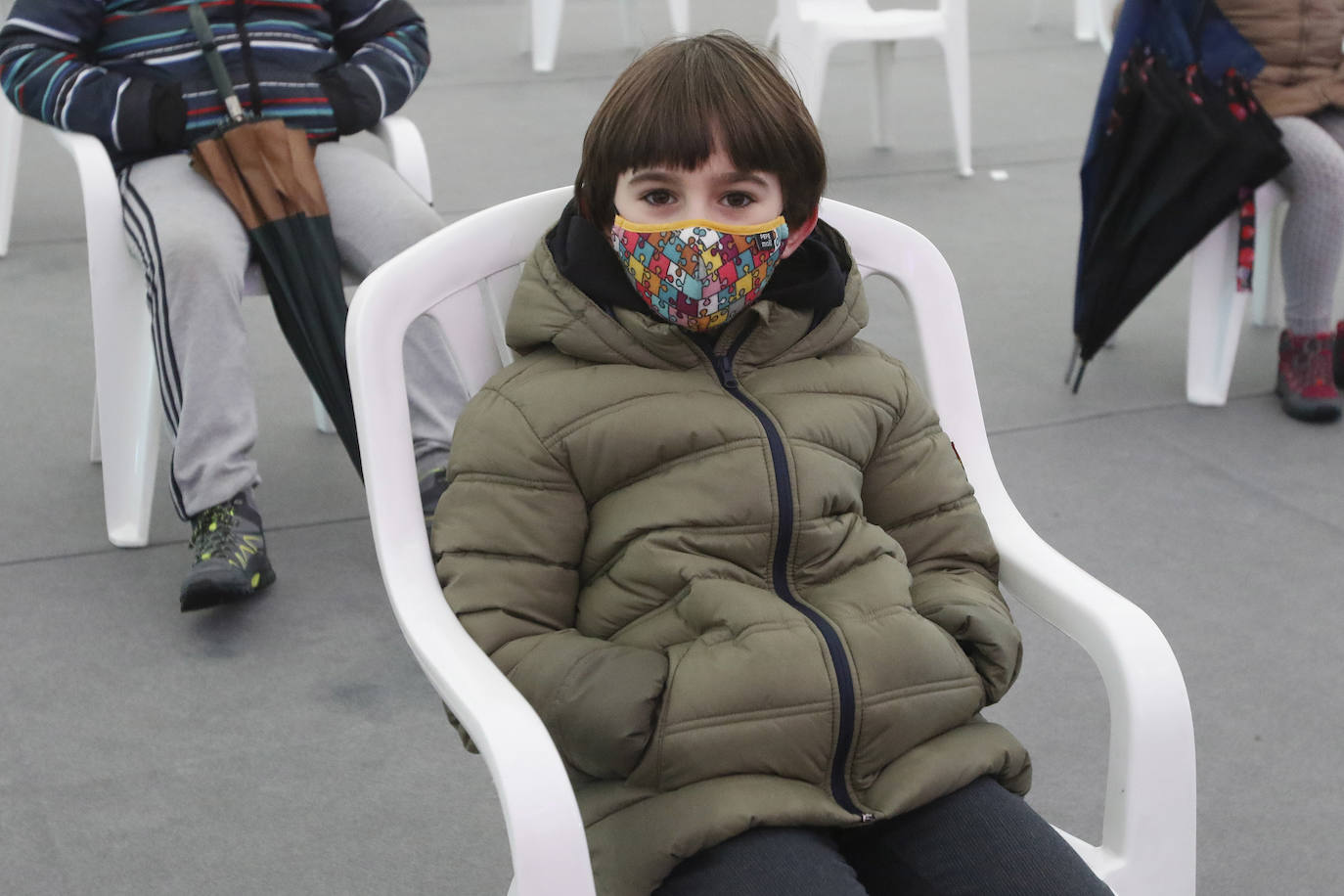 A pesar de la pandemia, Melchor, Gaspar y Baltasar no han querido olvidarse de los regalos de ningún niño de Asturias y han realizado un recorrido de lo más completo a lo largo de toda la región. Eso sí, siempre cumpliendo las medidas de seguridad frente al coronavirus. Por eso los Reyes Magos de Oriente no han podido realizar las tradicionales cabalgatas. Así, durante el pasado lunes y este martes, Sus Majestades, acompañados del Príncipe Aliatar, han atendido las peticiones de los más pequeños de Oviedo, Gijón, Avilés, Mieres, Colloto, Villaviciosa, Cangas del Narcea, Lugones y muchos otros municipios asturianos. 