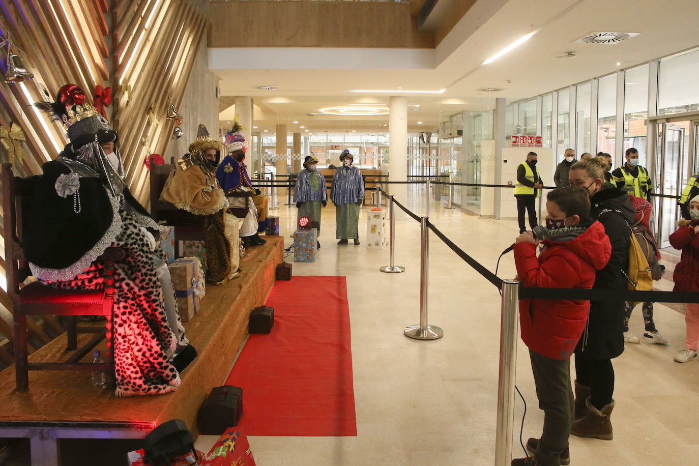 A pesar de la pandemia, Melchor, Gaspar y Baltasar no han querido olvidarse de los regalos de ningún niño de Asturias y han realizado un recorrido de lo más completo a lo largo de toda la región. Eso sí, siempre cumpliendo las medidas de seguridad frente al coronavirus. Por eso los Reyes Magos de Oriente no han podido realizar las tradicionales cabalgatas. Así, durante el pasado lunes y este martes, Sus Majestades, acompañados del Príncipe Aliatar, han atendido las peticiones de los más pequeños de Oviedo, Gijón, Avilés, Mieres, Colloto, Villaviciosa, Cangas del Narcea, Lugones, Arriondas, Ribadesella, Cangas de Onís y muchos otros municipios asturianos. 