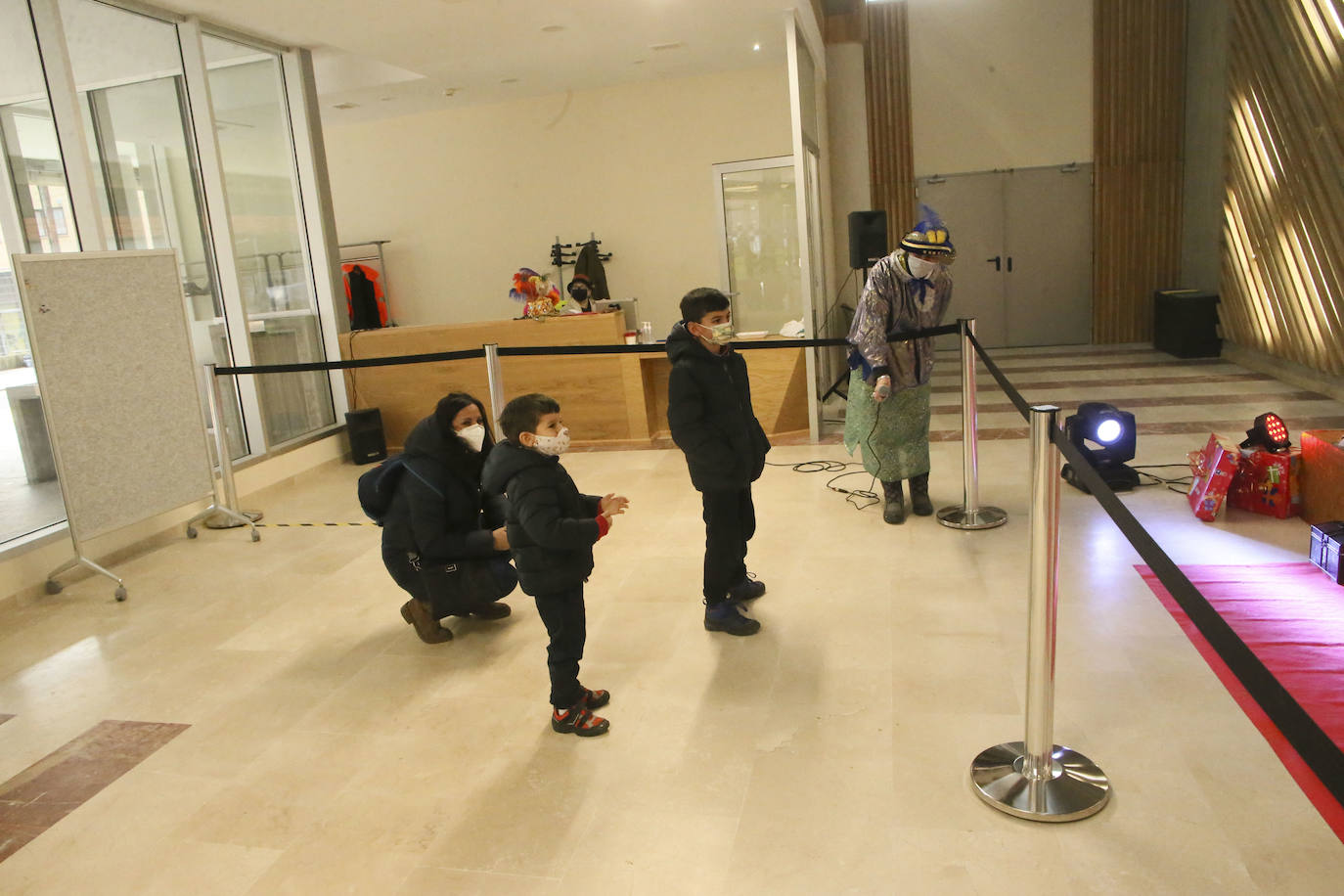 A pesar de la pandemia, Melchor, Gaspar y Baltasar no han querido olvidarse de los regalos de ningún niño de Asturias y han realizado un recorrido de lo más completo a lo largo de toda la región. Eso sí, siempre cumpliendo las medidas de seguridad frente al coronavirus. Por eso los Reyes Magos de Oriente no han podido realizar las tradicionales cabalgatas. Así, durante el pasado lunes y este martes, Sus Majestades, acompañados del Príncipe Aliatar, han atendido las peticiones de los más pequeños de Oviedo, Gijón, Avilés, Mieres, Colloto, Villaviciosa, Cangas del Narcea, Lugones, Arriondas, Ribadesella, Cangas de Onís y muchos otros municipios asturianos. 