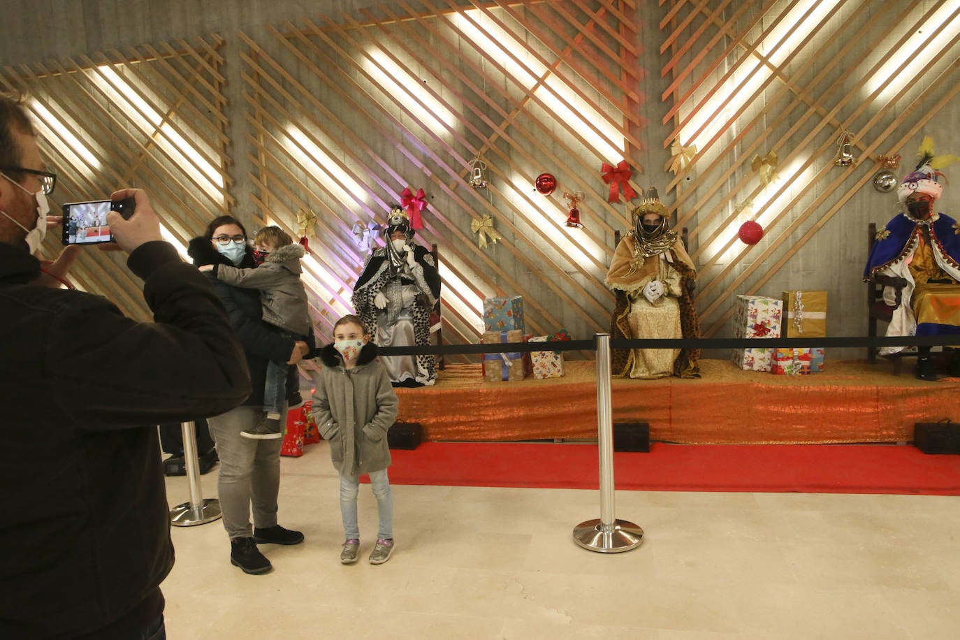 A pesar de la pandemia, Melchor, Gaspar y Baltasar no han querido olvidarse de los regalos de ningún niño de Asturias y han realizado un recorrido de lo más completo a lo largo de toda la región. Eso sí, siempre cumpliendo las medidas de seguridad frente al coronavirus. Por eso los Reyes Magos de Oriente no han podido realizar las tradicionales cabalgatas. Así, durante el pasado lunes y este martes, Sus Majestades, acompañados del Príncipe Aliatar, han atendido las peticiones de los más pequeños de Oviedo, Gijón, Avilés, Mieres, Colloto, Villaviciosa, Cangas del Narcea, Lugones, Arriondas, Ribadesella, Cangas de Onís y muchos otros municipios asturianos. 