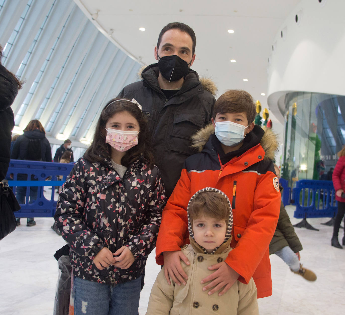 A pesar de la pandemia, Melchor, Gaspar y Baltasar no han querido olvidarse de los regalos de ningún niño de Asturias y han realizado un recorrido de lo más completo a lo largo de toda la región. Eso sí, siempre cumpliendo las medidas de seguridad frente al coronavirus. Por eso los Reyes Magos de Oriente no han podido realizar las tradicionales cabalgatas. Así, durante el pasado lunes y este martes, Sus Majestades, acompañados del Príncipe Aliatar, han atendido las peticiones de los más pequeños de Oviedo, Gijón, Avilés, Mieres, Colloto, Villaviciosa, Cangas del Narcea, Lugones y muchos otros municipios asturianos. 