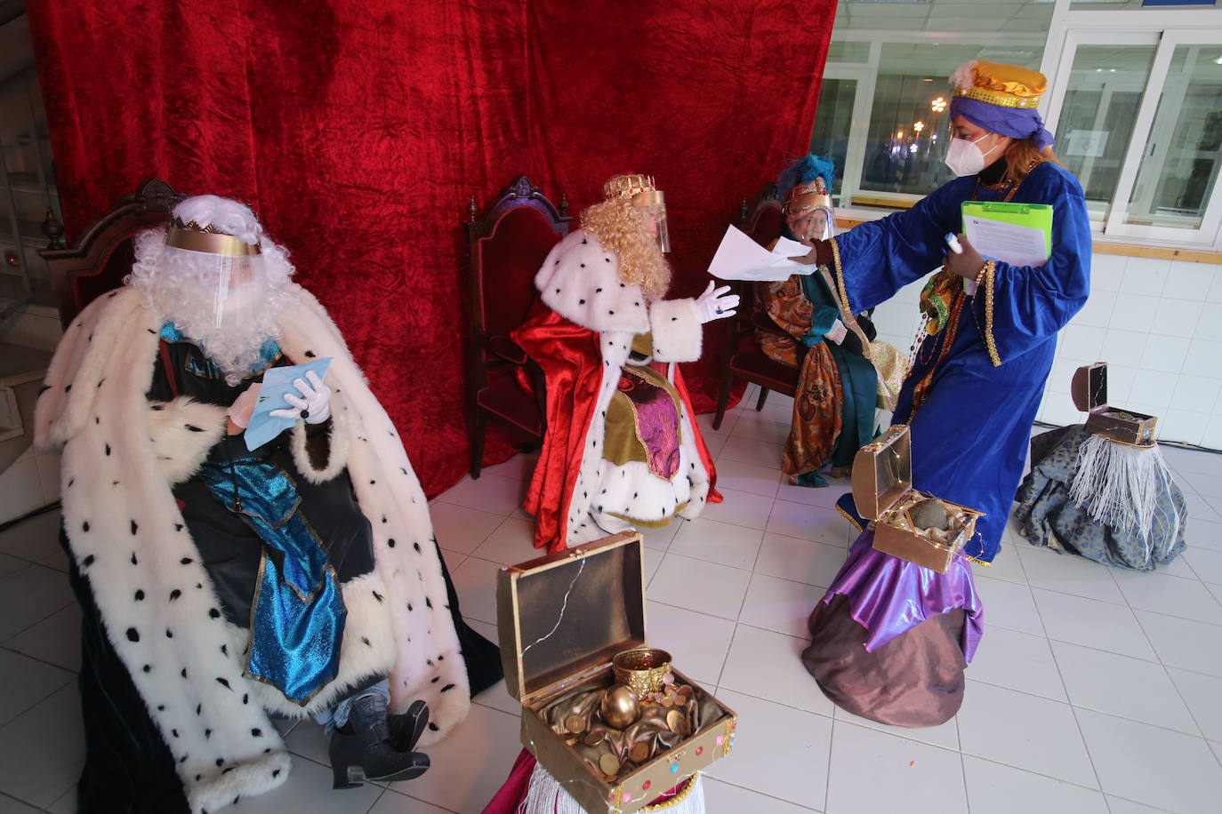 A pesar de la pandemia, Melchor, Gaspar y Baltasar no han querido olvidarse de los regalos de ningún niño de Asturias y han realizado un recorrido de lo más completo a lo largo de toda la región. Eso sí, siempre cumpliendo las medidas de seguridad frente al coronavirus. Por eso los Reyes Magos de Oriente no han podido realizar las tradicionales cabalgatas. Así, durante el pasado lunes y este martes, Sus Majestades, acompañados del Príncipe Aliatar, han atendido las peticiones de los más pequeños de Oviedo, Gijón, Avilés, Mieres, Colloto, Villaviciosa, Cangas del Narcea, Lugones y muchos otros municipios asturianos. 