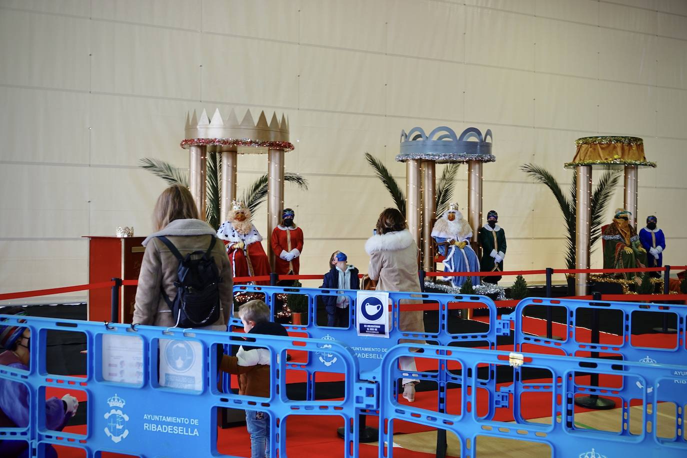 A pesar de la pandemia, Melchor, Gaspar y Baltasar no han querido olvidarse de los regalos de ningún niño de Asturias y han realizado un recorrido de lo más completo a lo largo de toda la región. Eso sí, siempre cumpliendo las medidas de seguridad frente al coronavirus. Por eso los Reyes Magos de Oriente no han podido realizar las tradicionales cabalgatas. Así, durante el pasado lunes y este martes, Sus Majestades, acompañados del Príncipe Aliatar, han atendido las peticiones de los más pequeños de Oviedo, Gijón, Avilés, Mieres, Colloto, Villaviciosa, Cangas del Narcea, Lugones, Arriondas, Ribadesella, Cangas de Onís y muchos otros municipios asturianos. 