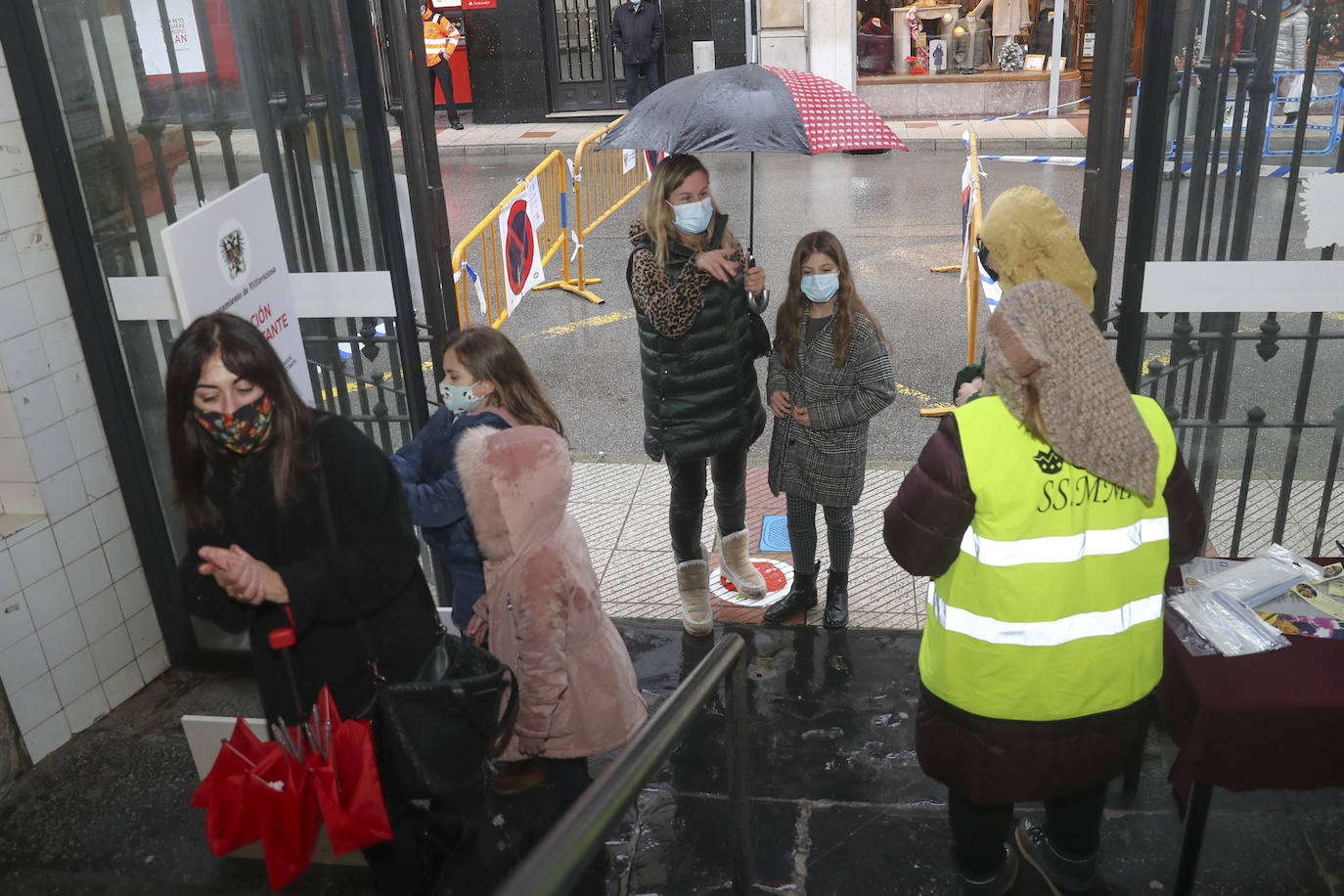 A pesar de la pandemia, Melchor, Gaspar y Baltasar no han querido olvidarse de los regalos de ningún niño de Asturias y han realizado un recorrido de lo más completo a lo largo de toda la región. Eso sí, siempre cumpliendo las medidas de seguridad frente al coronavirus. Por eso los Reyes Magos de Oriente no han podido realizar las tradicionales cabalgatas. Así, durante el pasado lunes y este martes, Sus Majestades, acompañados del Príncipe Aliatar, han atendido las peticiones de los más pequeños de Oviedo, Gijón, Avilés, Mieres, Colloto, Villaviciosa, Cangas del Narcea, Lugones y muchos otros municipios asturianos. 