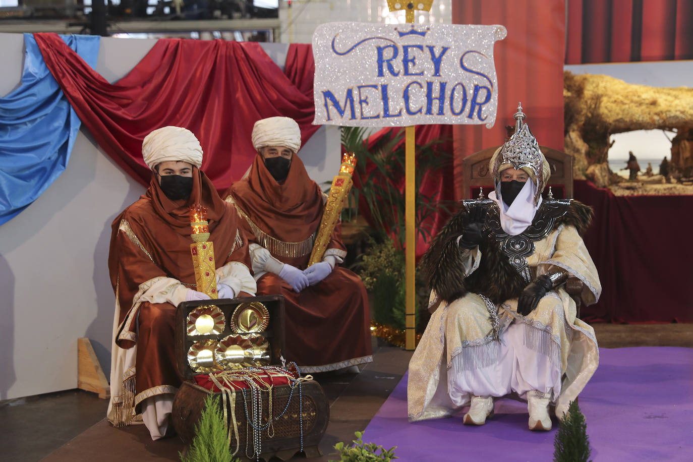 A pesar de la pandemia, Melchor, Gaspar y Baltasar no han querido olvidarse de los regalos de ningún niño de Asturias y han realizado un recorrido de lo más completo a lo largo de toda la región. Eso sí, siempre cumpliendo las medidas de seguridad frente al coronavirus. Por eso los Reyes Magos de Oriente no han podido realizar las tradicionales cabalgatas. Así, durante el pasado lunes y este martes, Sus Majestades, acompañados del Príncipe Aliatar, han atendido las peticiones de los más pequeños de Oviedo, Gijón, Avilés, Mieres, Colloto, Villaviciosa, Cangas del Narcea, Lugones y muchos otros municipios asturianos. 