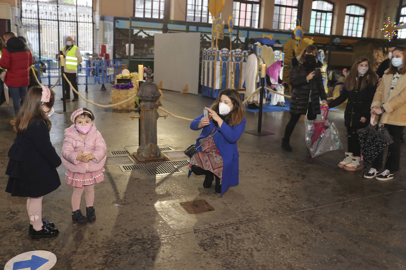 A pesar de la pandemia, Melchor, Gaspar y Baltasar no han querido olvidarse de los regalos de ningún niño de Asturias y han realizado un recorrido de lo más completo a lo largo de toda la región. Eso sí, siempre cumpliendo las medidas de seguridad frente al coronavirus. Por eso los Reyes Magos de Oriente no han podido realizar las tradicionales cabalgatas. Así, durante el pasado lunes y este martes, Sus Majestades, acompañados del Príncipe Aliatar, han atendido las peticiones de los más pequeños de Oviedo, Gijón, Avilés, Mieres, Colloto, Villaviciosa, Cangas del Narcea, Lugones y muchos otros municipios asturianos. 