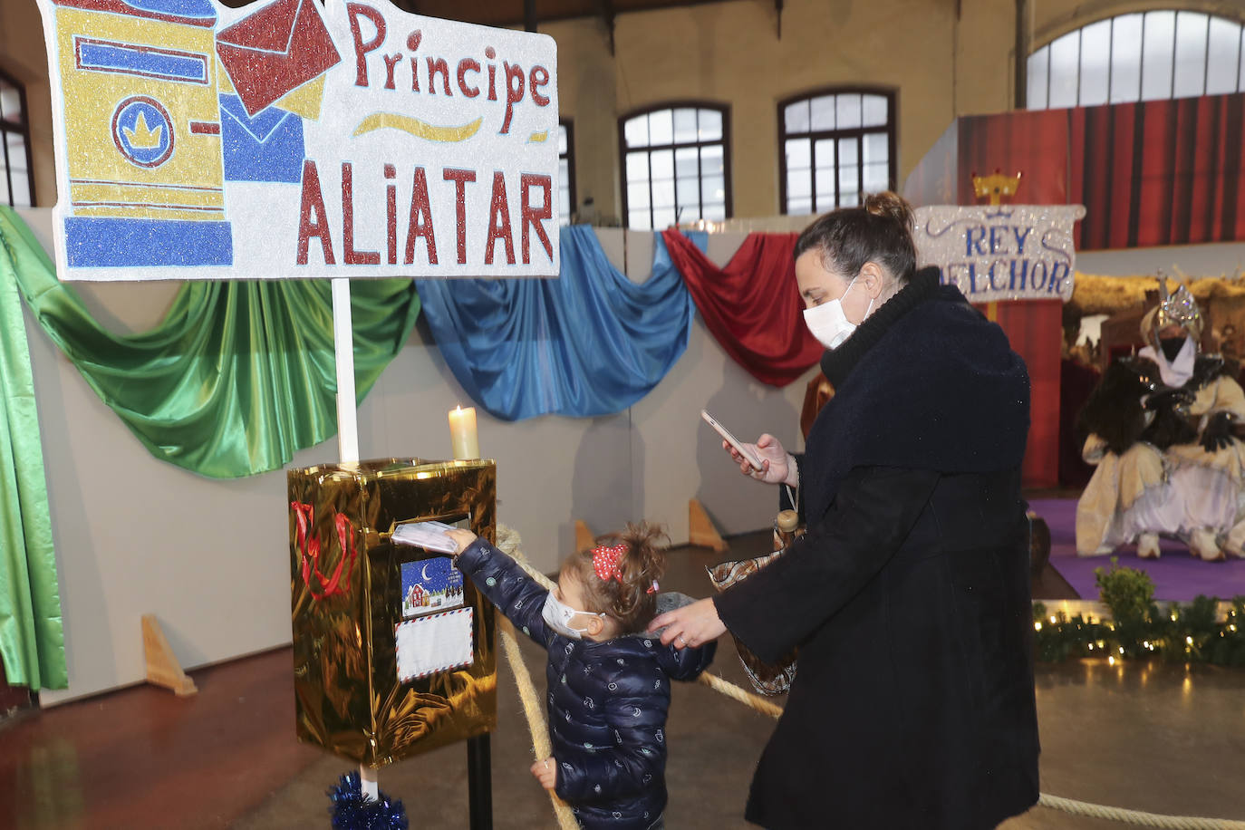 A pesar de la pandemia, Melchor, Gaspar y Baltasar no han querido olvidarse de los regalos de ningún niño de Asturias y han realizado un recorrido de lo más completo a lo largo de toda la región. Eso sí, siempre cumpliendo las medidas de seguridad frente al coronavirus. Por eso los Reyes Magos de Oriente no han podido realizar las tradicionales cabalgatas. Así, durante el pasado lunes y este martes, Sus Majestades, acompañados del Príncipe Aliatar, han atendido las peticiones de los más pequeños de Oviedo, Gijón, Avilés, Mieres, Colloto, Villaviciosa, Cangas del Narcea, Lugones y muchos otros municipios asturianos. 
