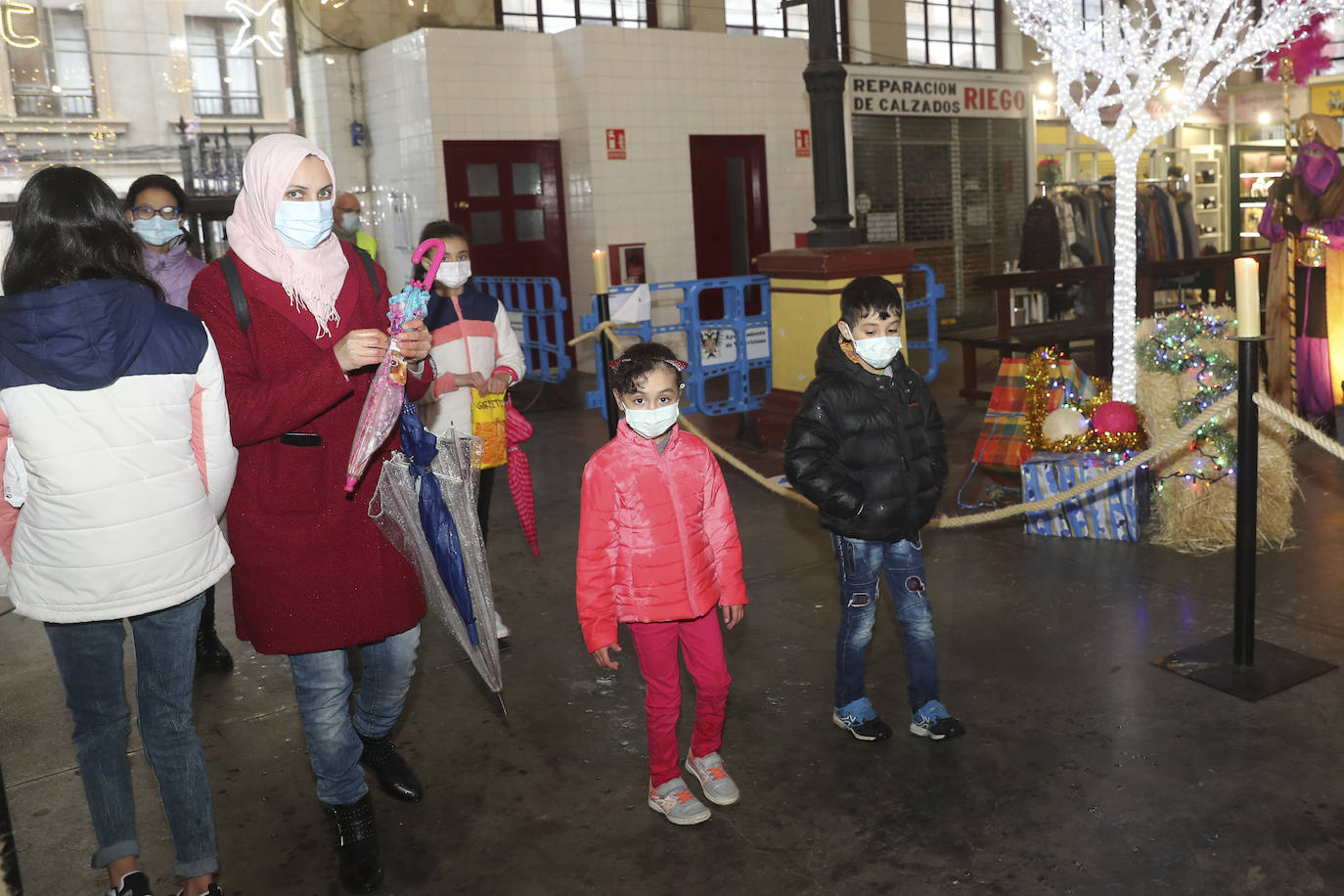 A pesar de la pandemia, Melchor, Gaspar y Baltasar no han querido olvidarse de los regalos de ningún niño de Asturias y han realizado un recorrido de lo más completo a lo largo de toda la región. Eso sí, siempre cumpliendo las medidas de seguridad frente al coronavirus. Por eso los Reyes Magos de Oriente no han podido realizar las tradicionales cabalgatas. Así, durante el pasado lunes y este martes, Sus Majestades, acompañados del Príncipe Aliatar, han atendido las peticiones de los más pequeños de Oviedo, Gijón, Avilés, Mieres, Colloto, Villaviciosa, Cangas del Narcea, Lugones y muchos otros municipios asturianos. 