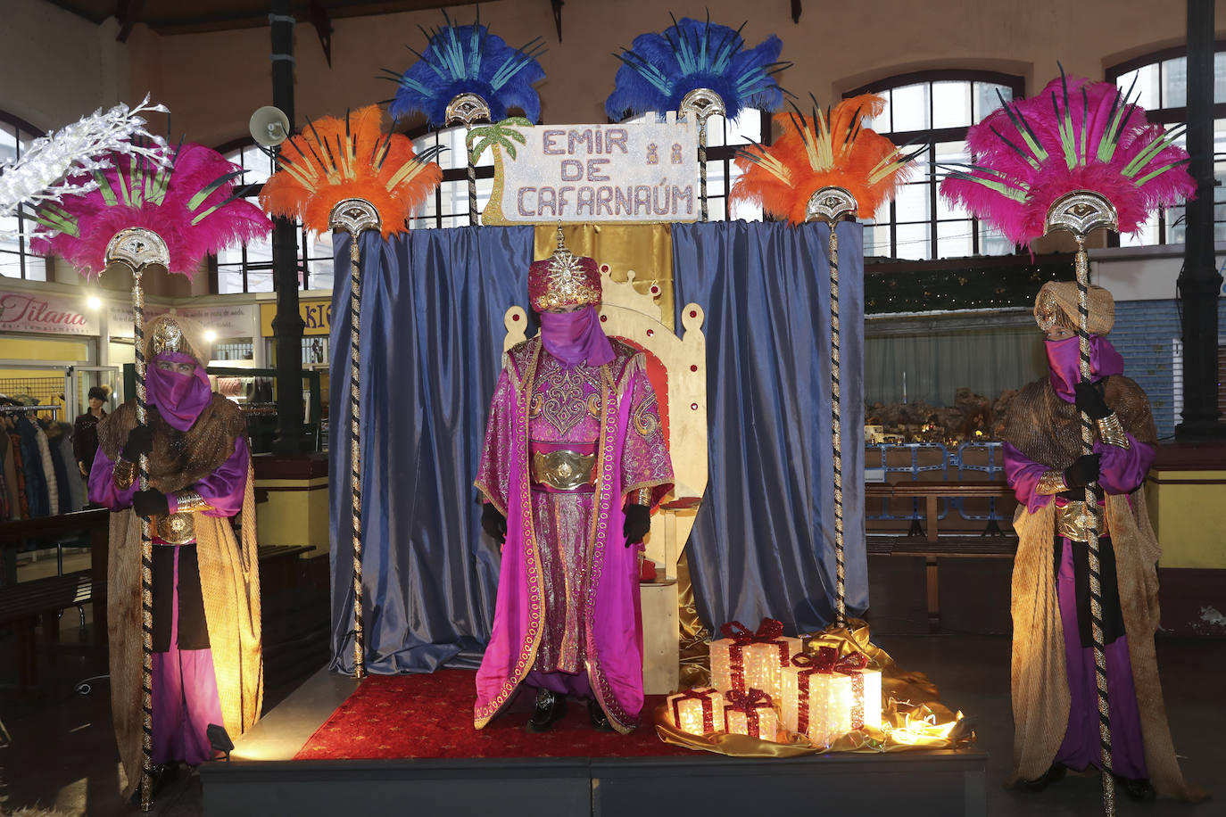 A pesar de la pandemia, Melchor, Gaspar y Baltasar no han querido olvidarse de los regalos de ningún niño de Asturias y han realizado un recorrido de lo más completo a lo largo de toda la región. Eso sí, siempre cumpliendo las medidas de seguridad frente al coronavirus. Por eso los Reyes Magos de Oriente no han podido realizar las tradicionales cabalgatas. Así, durante el pasado lunes y este martes, Sus Majestades, acompañados del Príncipe Aliatar, han atendido las peticiones de los más pequeños de Oviedo, Gijón, Avilés, Mieres, Colloto, Villaviciosa, Cangas del Narcea, Lugones y muchos otros municipios asturianos. 