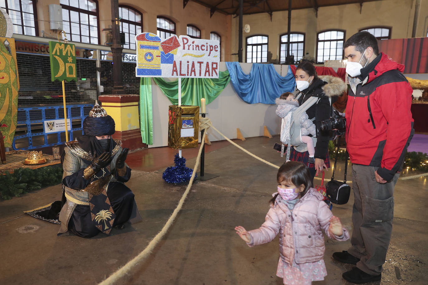 A pesar de la pandemia, Melchor, Gaspar y Baltasar no han querido olvidarse de los regalos de ningún niño de Asturias y han realizado un recorrido de lo más completo a lo largo de toda la región. Eso sí, siempre cumpliendo las medidas de seguridad frente al coronavirus. Por eso los Reyes Magos de Oriente no han podido realizar las tradicionales cabalgatas. Así, durante el pasado lunes y este martes, Sus Majestades, acompañados del Príncipe Aliatar, han atendido las peticiones de los más pequeños de Oviedo, Gijón, Avilés, Mieres, Colloto, Villaviciosa, Cangas del Narcea, Lugones y muchos otros municipios asturianos. 