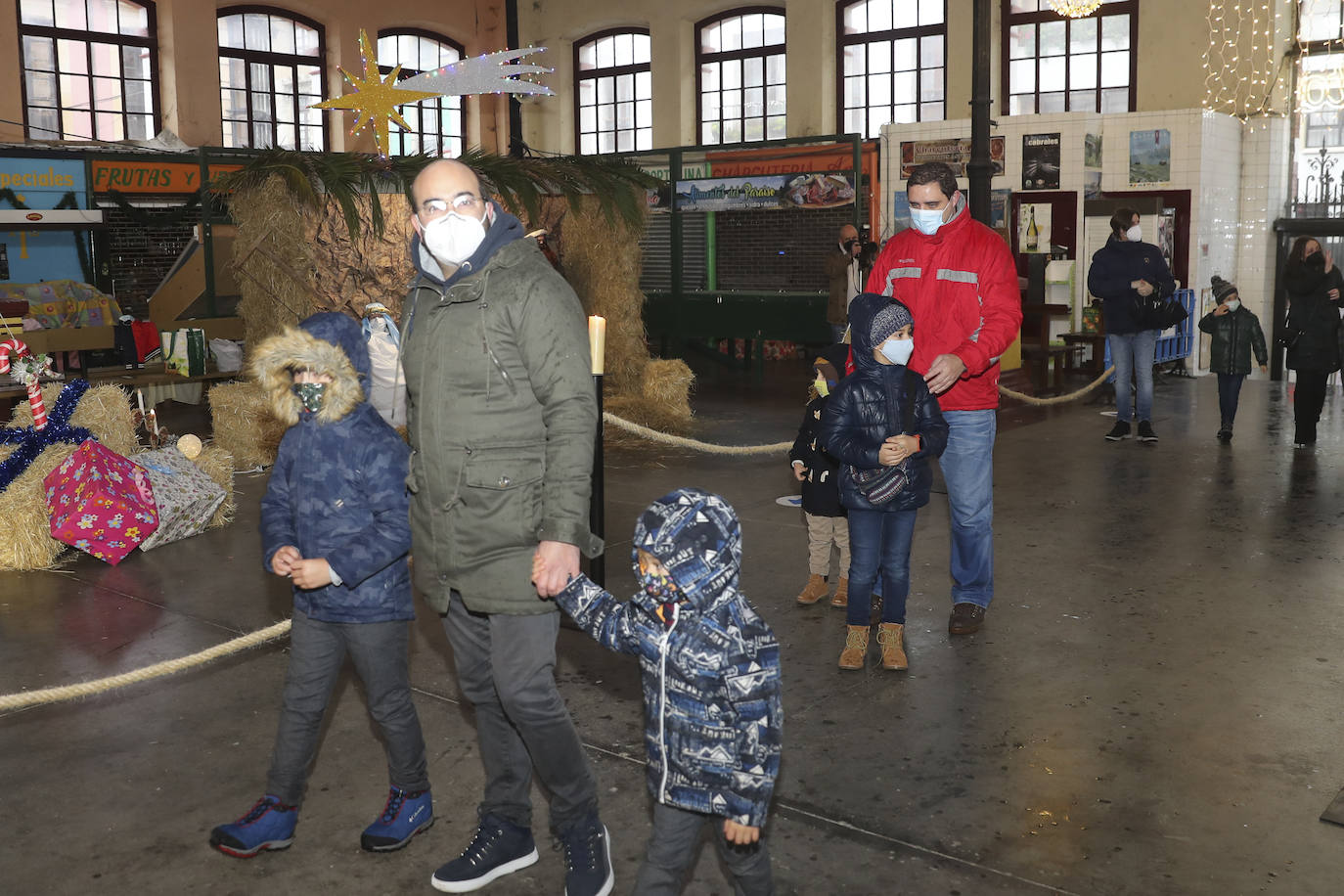 A pesar de la pandemia, Melchor, Gaspar y Baltasar no han querido olvidarse de los regalos de ningún niño de Asturias y han realizado un recorrido de lo más completo a lo largo de toda la región. Eso sí, siempre cumpliendo las medidas de seguridad frente al coronavirus. Por eso los Reyes Magos de Oriente no han podido realizar las tradicionales cabalgatas. Así, durante el pasado lunes y este martes, Sus Majestades, acompañados del Príncipe Aliatar, han atendido las peticiones de los más pequeños de Oviedo, Gijón, Avilés, Mieres, Colloto, Villaviciosa, Cangas del Narcea, Lugones y muchos otros municipios asturianos. 