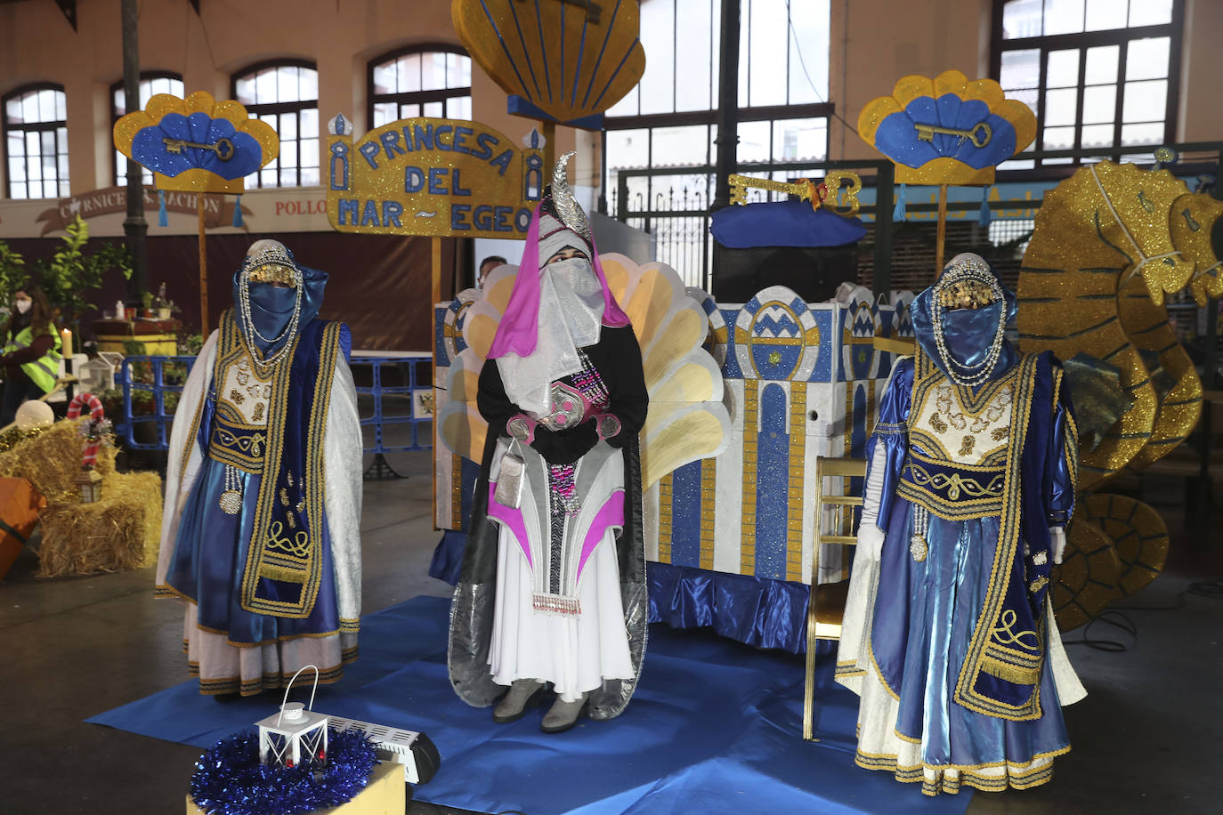 A pesar de la pandemia, Melchor, Gaspar y Baltasar no han querido olvidarse de los regalos de ningún niño de Asturias y han realizado un recorrido de lo más completo a lo largo de toda la región. Eso sí, siempre cumpliendo las medidas de seguridad frente al coronavirus. Por eso los Reyes Magos de Oriente no han podido realizar las tradicionales cabalgatas. Así, durante el pasado lunes y este martes, Sus Majestades, acompañados del Príncipe Aliatar, han atendido las peticiones de los más pequeños de Oviedo, Gijón, Avilés, Mieres, Colloto, Villaviciosa, Cangas del Narcea, Lugones y muchos otros municipios asturianos. 