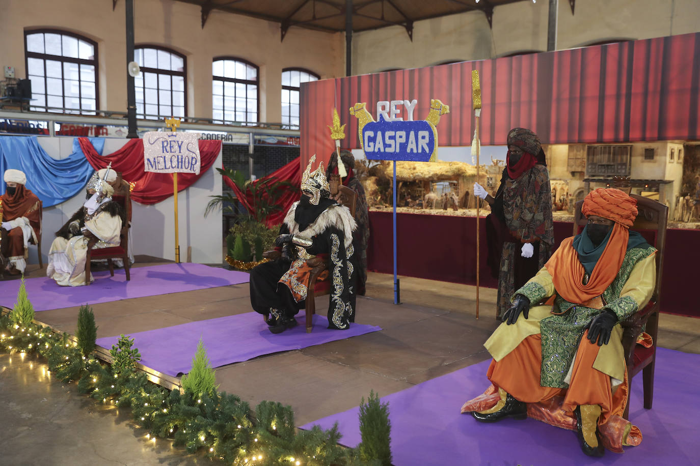 A pesar de la pandemia, Melchor, Gaspar y Baltasar no han querido olvidarse de los regalos de ningún niño de Asturias y han realizado un recorrido de lo más completo a lo largo de toda la región. Eso sí, siempre cumpliendo las medidas de seguridad frente al coronavirus. Por eso los Reyes Magos de Oriente no han podido realizar las tradicionales cabalgatas. Así, durante el pasado lunes y este martes, Sus Majestades, acompañados del Príncipe Aliatar, han atendido las peticiones de los más pequeños de Oviedo, Gijón, Avilés, Mieres, Colloto, Villaviciosa, Cangas del Narcea, Lugones y muchos otros municipios asturianos. 