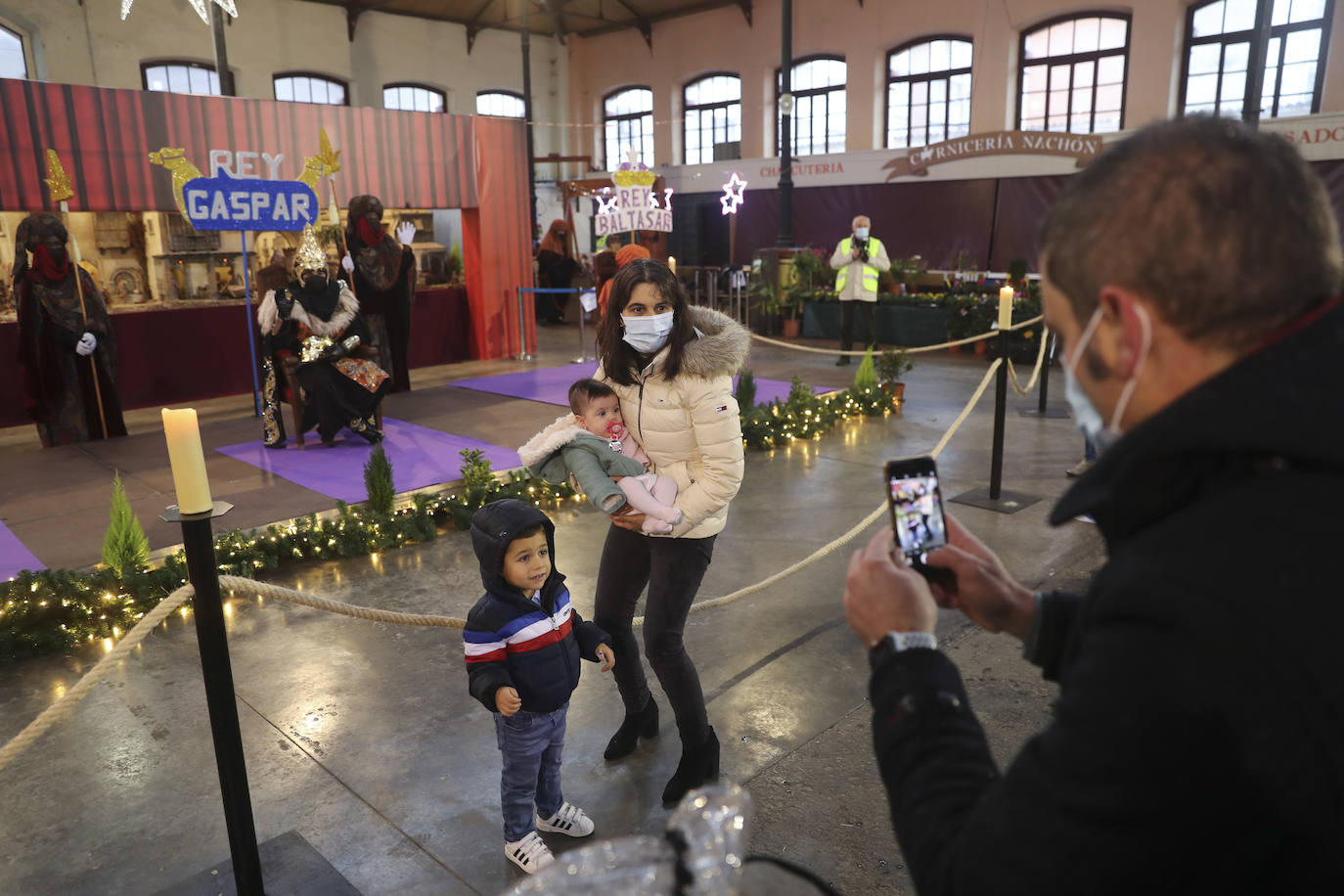 A pesar de la pandemia, Melchor, Gaspar y Baltasar no han querido olvidarse de los regalos de ningún niño de Asturias y han realizado un recorrido de lo más completo a lo largo de toda la región. Eso sí, siempre cumpliendo las medidas de seguridad frente al coronavirus. Por eso los Reyes Magos de Oriente no han podido realizar las tradicionales cabalgatas. Así, durante el pasado lunes y este martes, Sus Majestades, acompañados del Príncipe Aliatar, han atendido las peticiones de los más pequeños de Oviedo, Gijón, Avilés, Mieres, Colloto, Villaviciosa, Cangas del Narcea, Lugones y muchos otros municipios asturianos. 