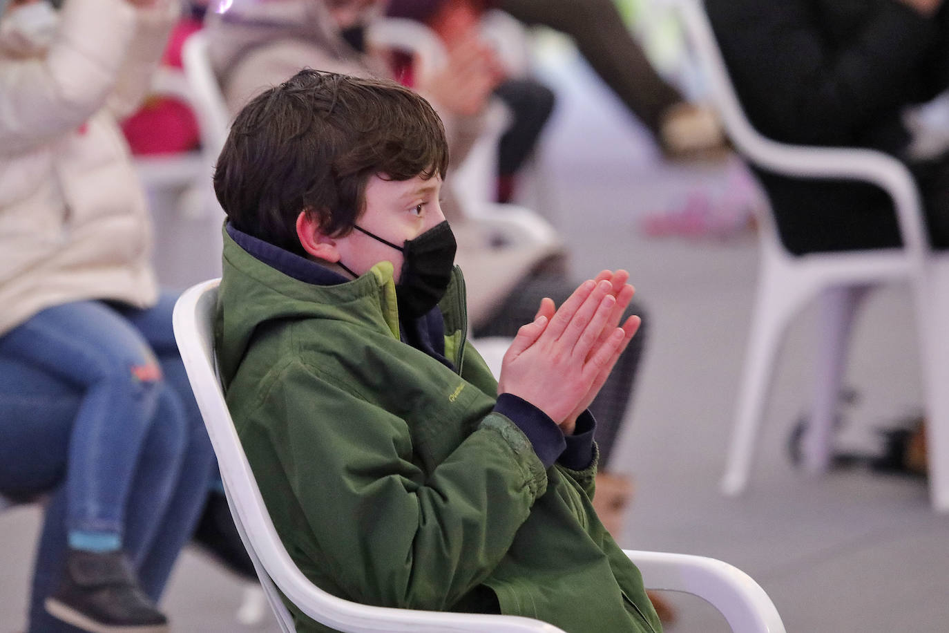 Melchor, Gaspar y Baltasar son testigos del cariño de los niños gijoneses que, durante el lunes y este martes —dos días muy fríos y lluviosos—, han acudido a la recepción celebrada en la plaza de toros de Gijón. Sus Majestades de Oriente ya están cargados de regalos para repartir ilusión esta madrugada. 