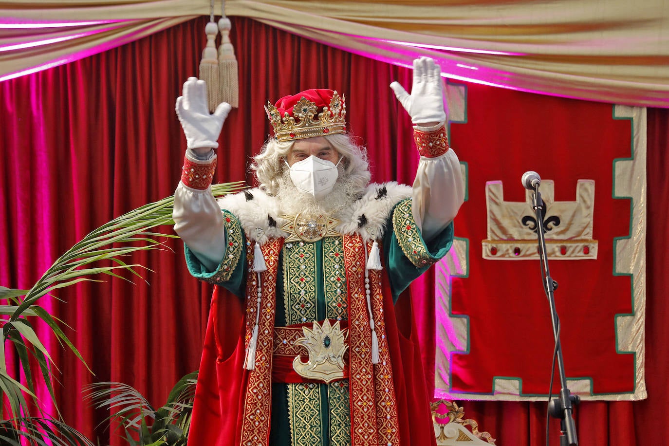 Melchor, Gaspar y Baltasar son testigos del cariño de los niños gijoneses que, durante el lunes y este martes —dos días muy fríos y lluviosos—, han acudido a la recepción celebrada en la plaza de toros de Gijón. Sus Majestades de Oriente ya están cargados de regalos para repartir ilusión esta madrugada. 