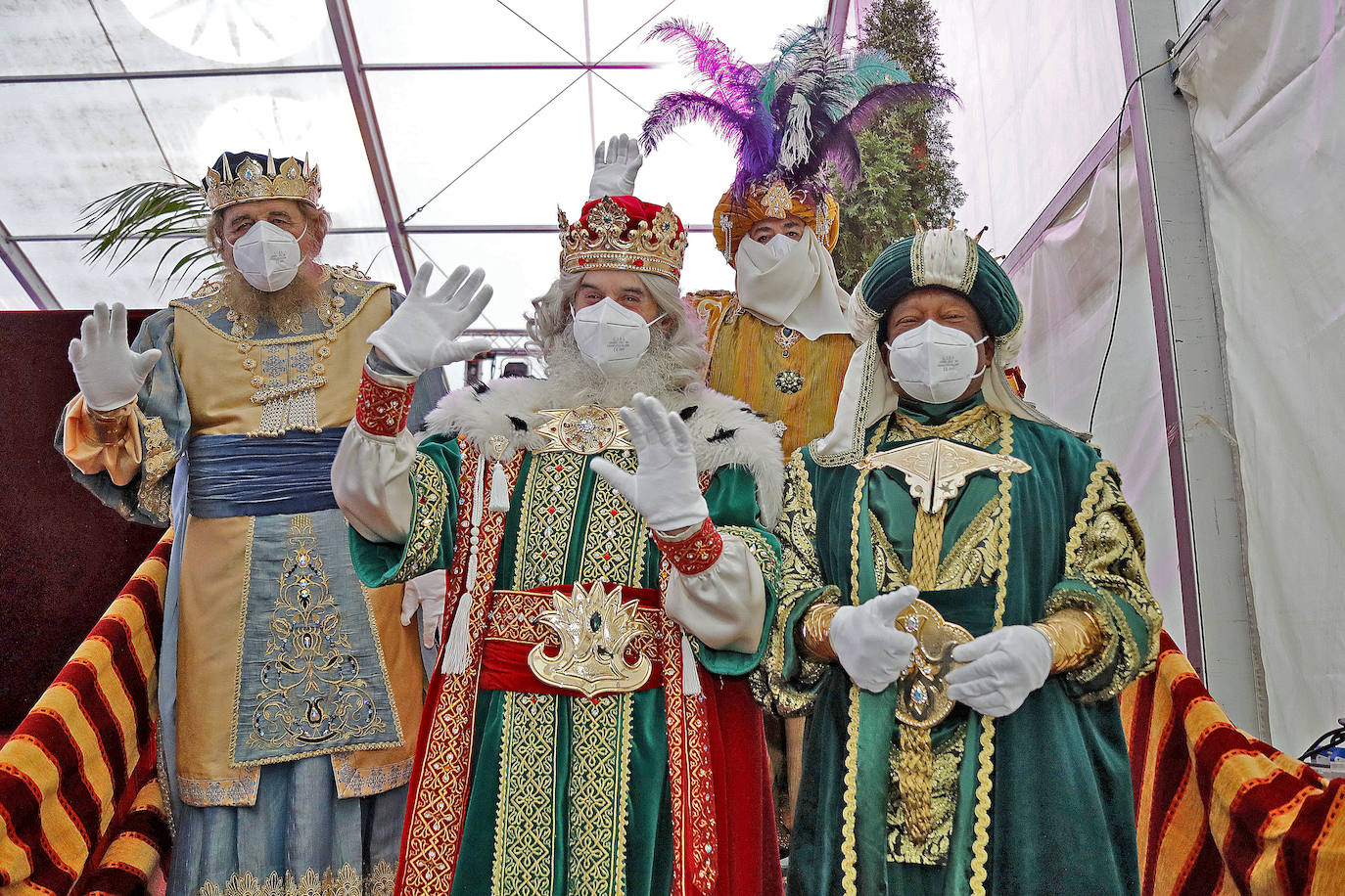 Melchor, Gaspar y Baltasar son testigos del cariño de los niños gijoneses que, durante el lunes y este martes —dos días muy fríos y lluviosos—, han acudido a la recepción celebrada en la plaza de toros de Gijón. Sus Majestades de Oriente ya están cargados de regalos para repartir ilusión esta madrugada. 