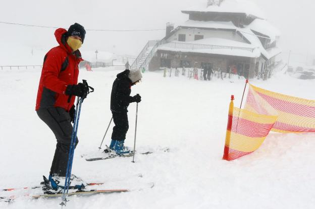 La incertidumbre en la temporada de esquí baja la venta de abonos a solo 400