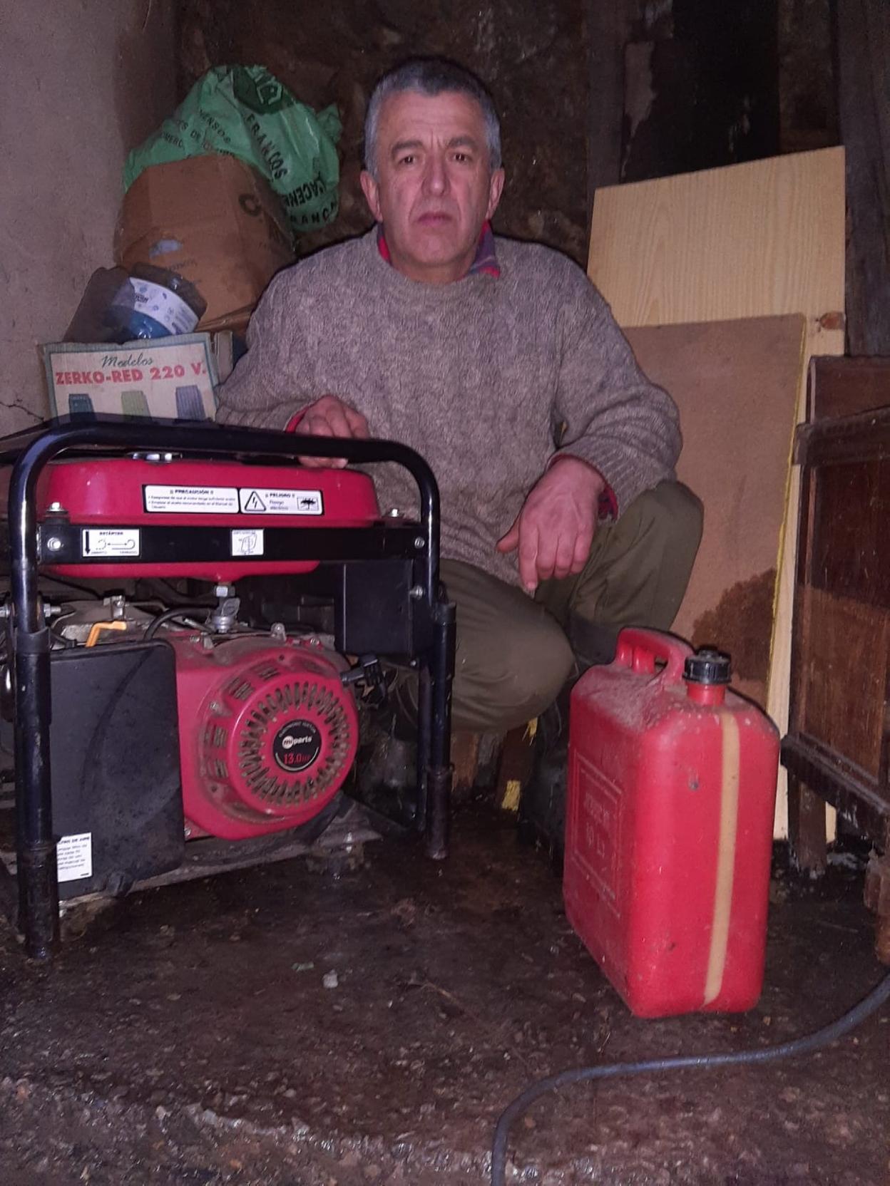 Javier Gómez suple los fallos de las placas con un generador. 