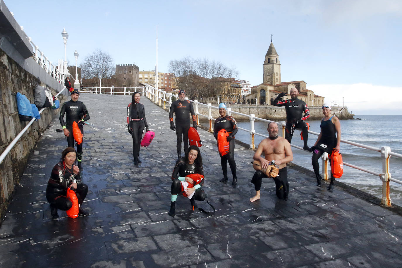 El frío no ha podido con los valientes que han decidido darse un chapuzón en la playa de San Lorenzo, de Gijón, durante este frío día de Reyes. En la mañana de este miércoles las temperaturas máximas apenas han superado los 8 grados. 