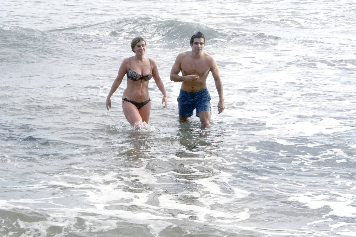 El frío no ha podido con los valientes que han decidido darse un chapuzón en la playa de San Lorenzo, de Gijón, durante este frío día de Reyes. En la mañana de este miércoles las temperaturas máximas apenas han superado los 8 grados. 