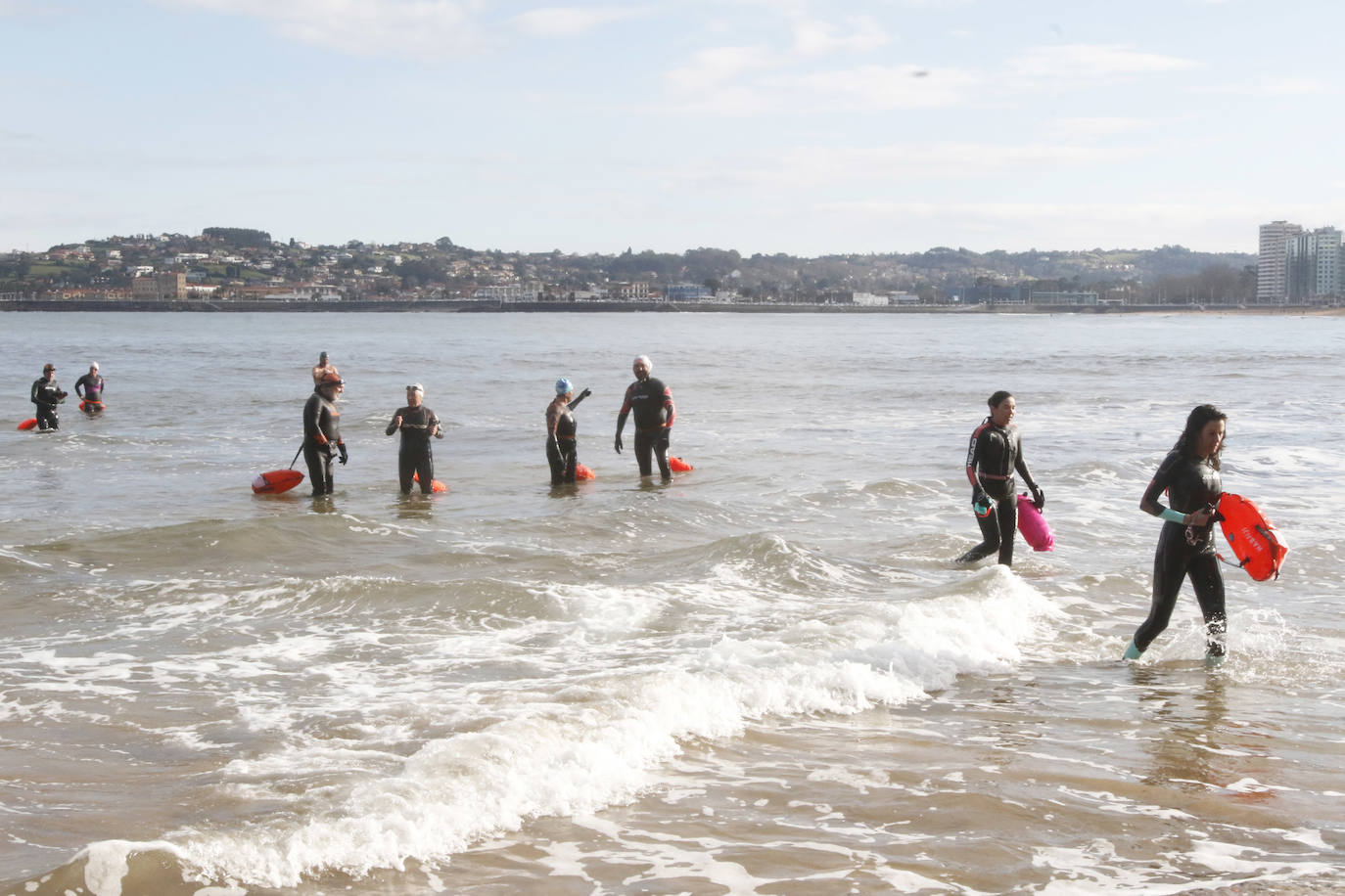 El frío no ha podido con los valientes que han decidido darse un chapuzón en la playa de San Lorenzo, de Gijón, durante este frío día de Reyes. En la mañana de este miércoles las temperaturas máximas apenas han superado los 8 grados. 