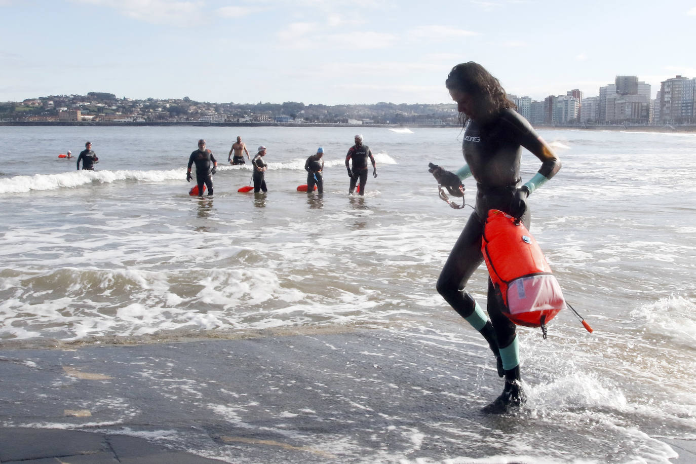El frío no ha podido con los valientes que han decidido darse un chapuzón en la playa de San Lorenzo, de Gijón, durante este frío día de Reyes. En la mañana de este miércoles las temperaturas máximas apenas han superado los 8 grados. 