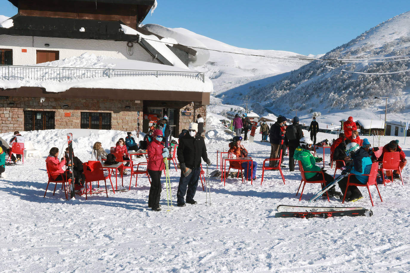 Gran afluencia en la estación de esquí en el Día de Reyes. Completó su aforo diario de 1.200 personas antes del mediodía