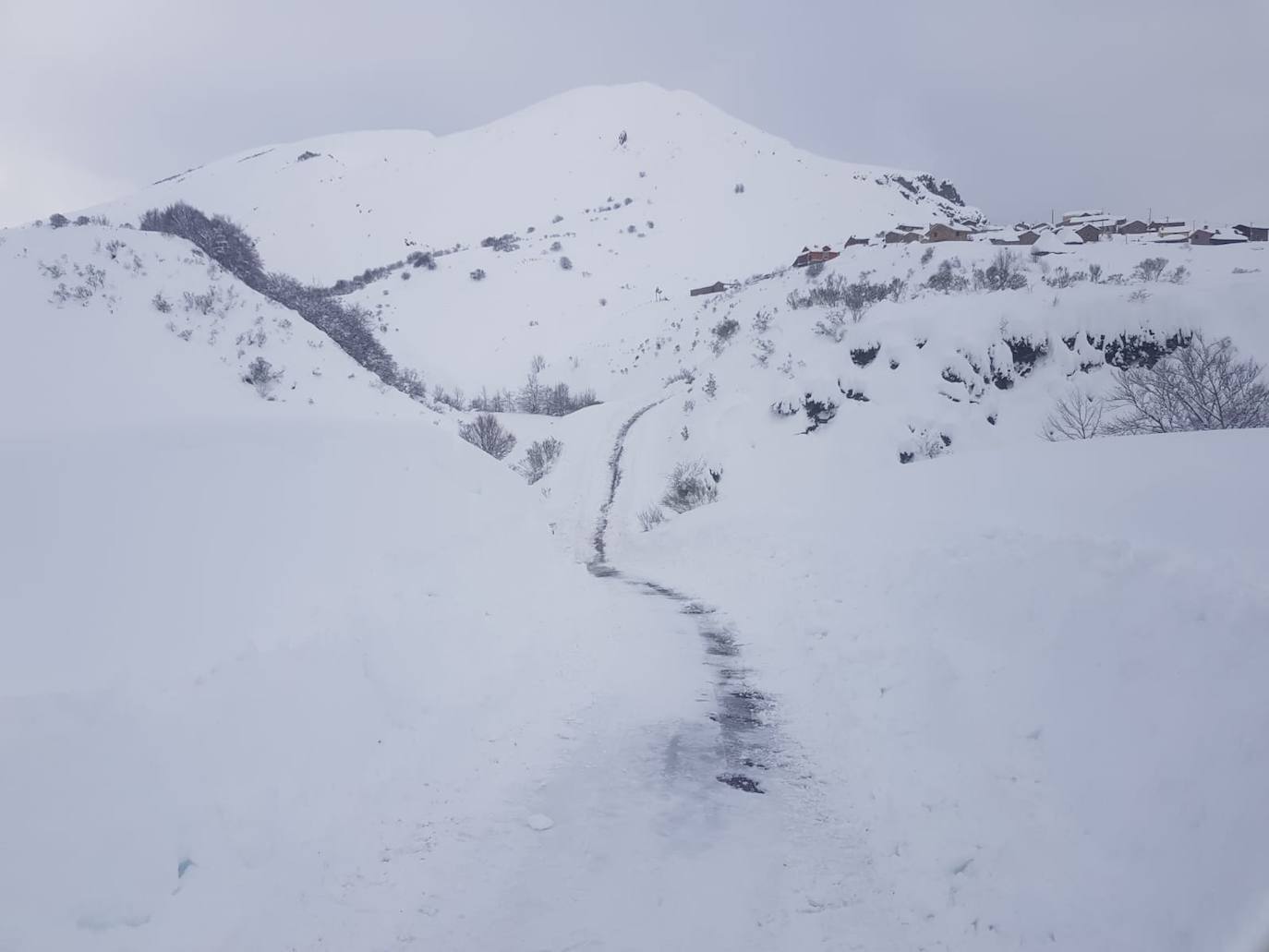 El temporal sigue sin dar tregua a Asturias. La Aemet ha decretato la alerta por las bajas temperaturas, que pueden llegar incluso a los -8ºC.