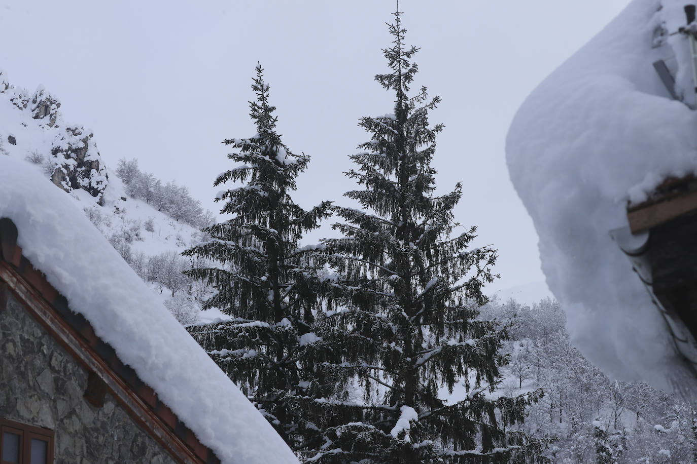 El temporal sigue sin dar tregua a Asturias. La Aemet ha decretato la alerta por las bajas temperaturas, que pueden llegar incluso a los -8ºC.