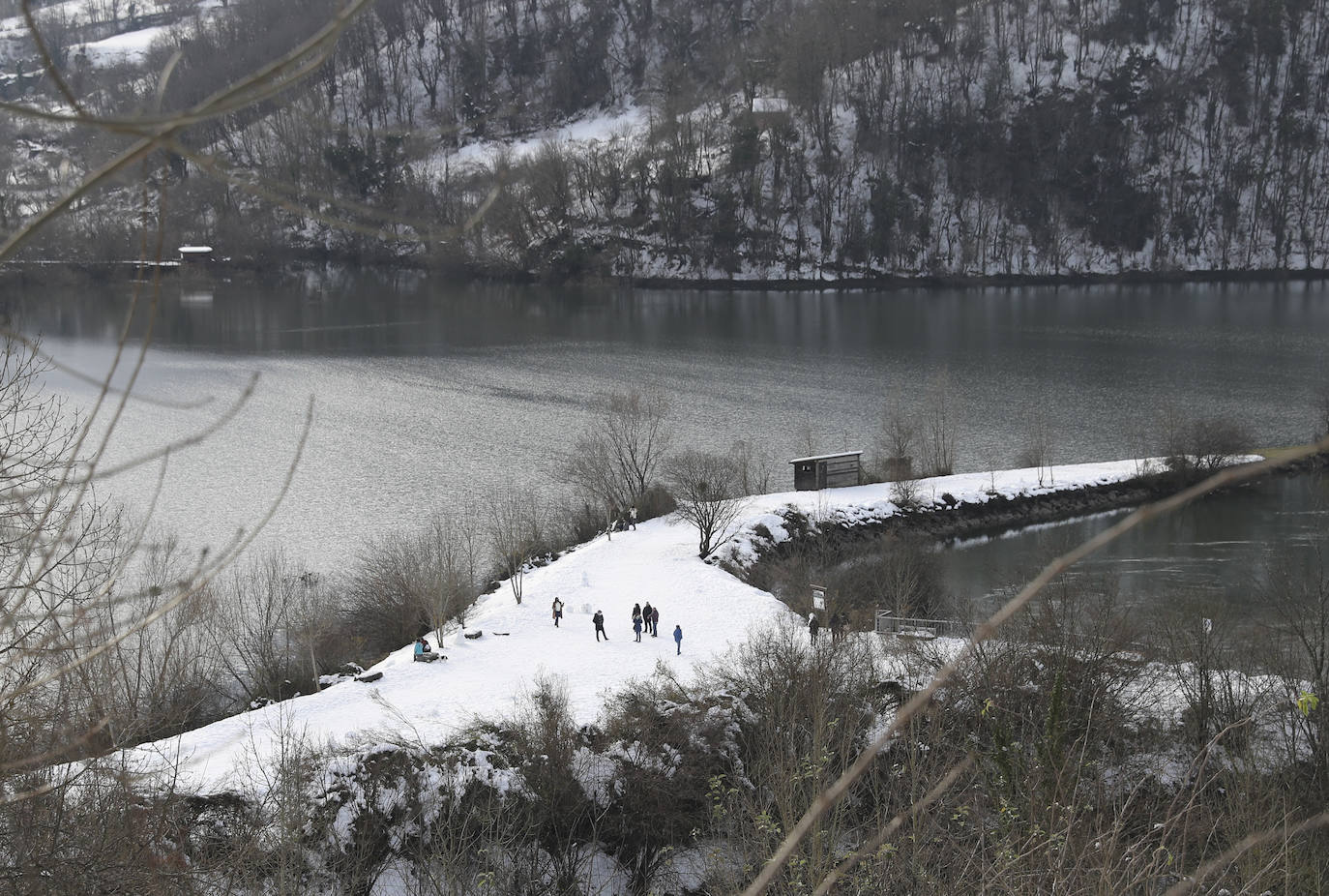 El temporal sigue sin dar tregua a Asturias. La Aemet ha decretato la alerta por las bajas temperaturas, que pueden llegar incluso a los -8ºC.