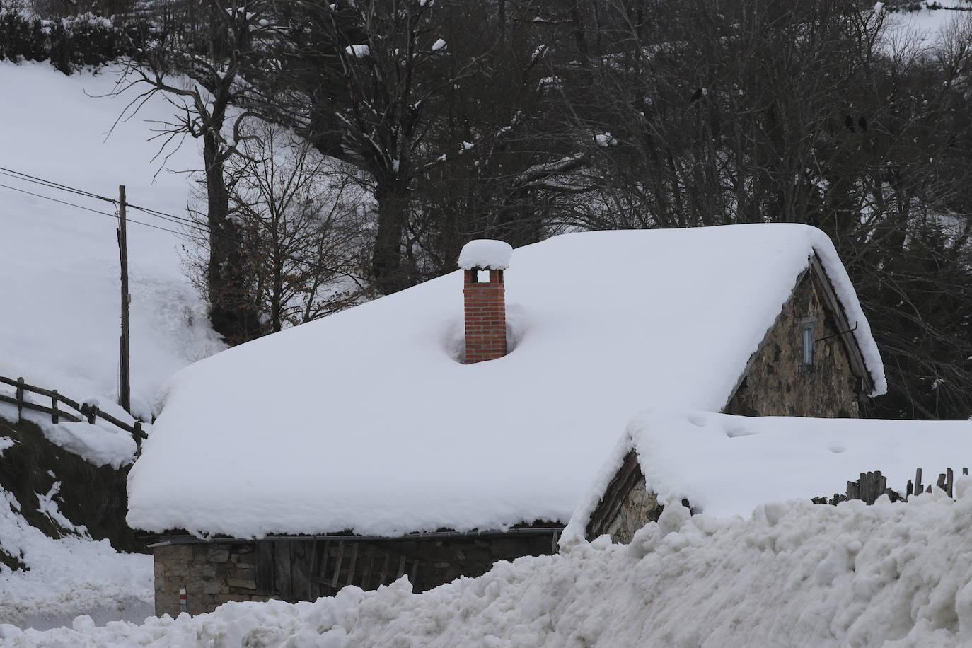 El temporal sigue sin dar tregua a Asturias. La Aemet ha decretato la alerta por las bajas temperaturas, que pueden llegar incluso a los -8ºC.