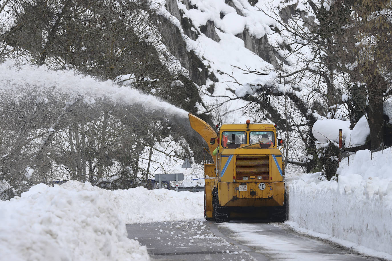 El temporal sigue sin dar tregua a Asturias. La Aemet ha decretato la alerta por las bajas temperaturas, que pueden llegar incluso a los -8ºC.