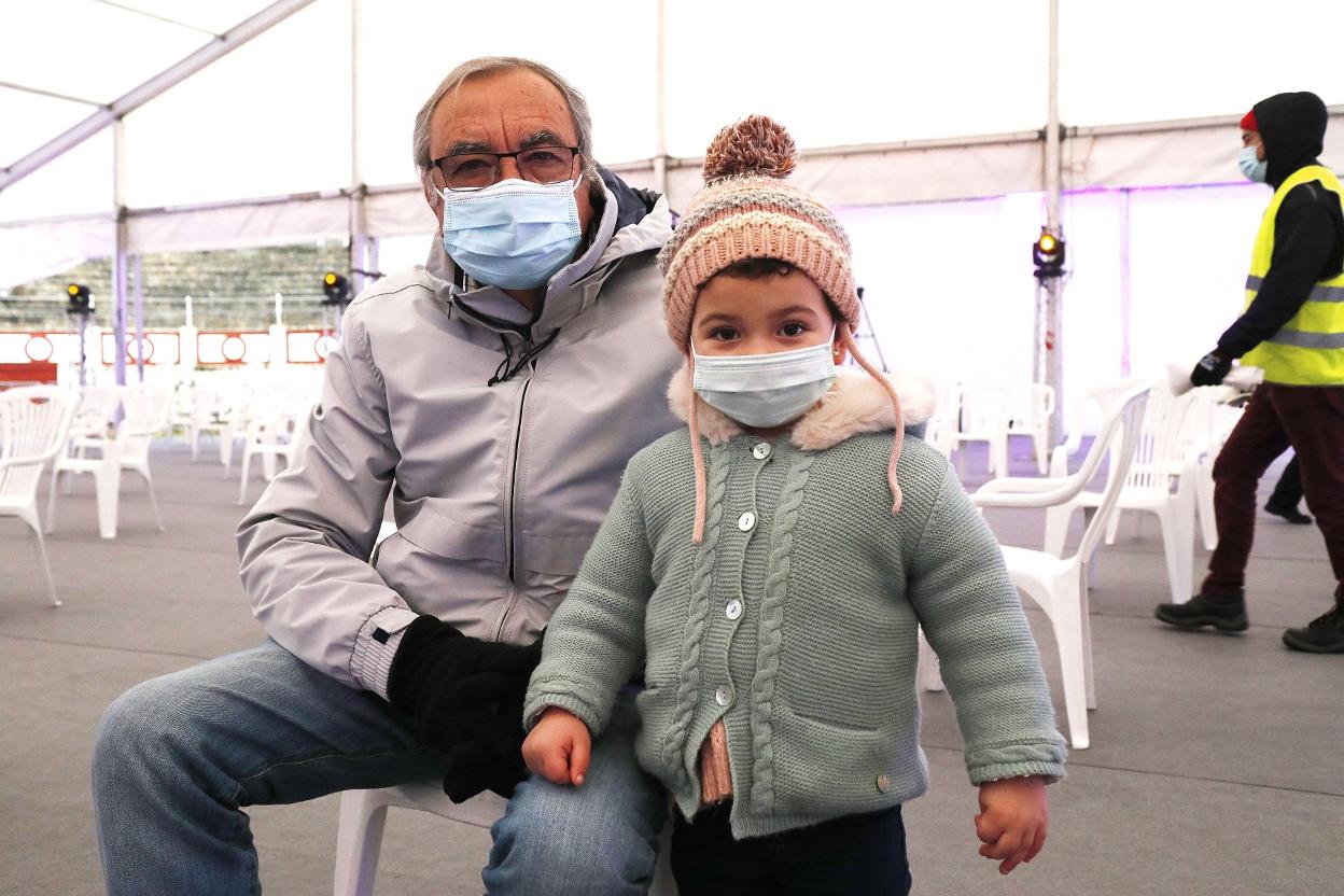 Ángel Gaona, con su nieta Andrea, de tres años. 
