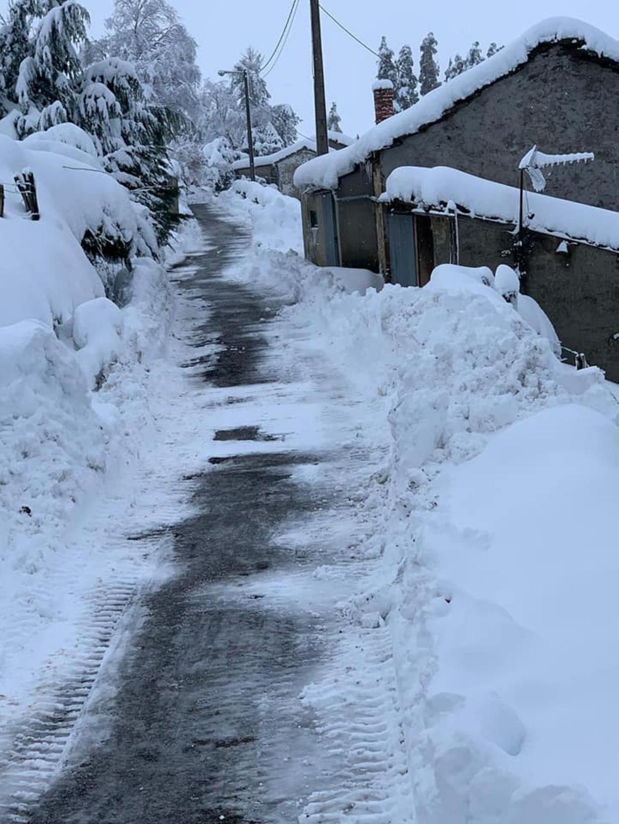 Estado del acceso al pueblo valdesano de Los Corros. 