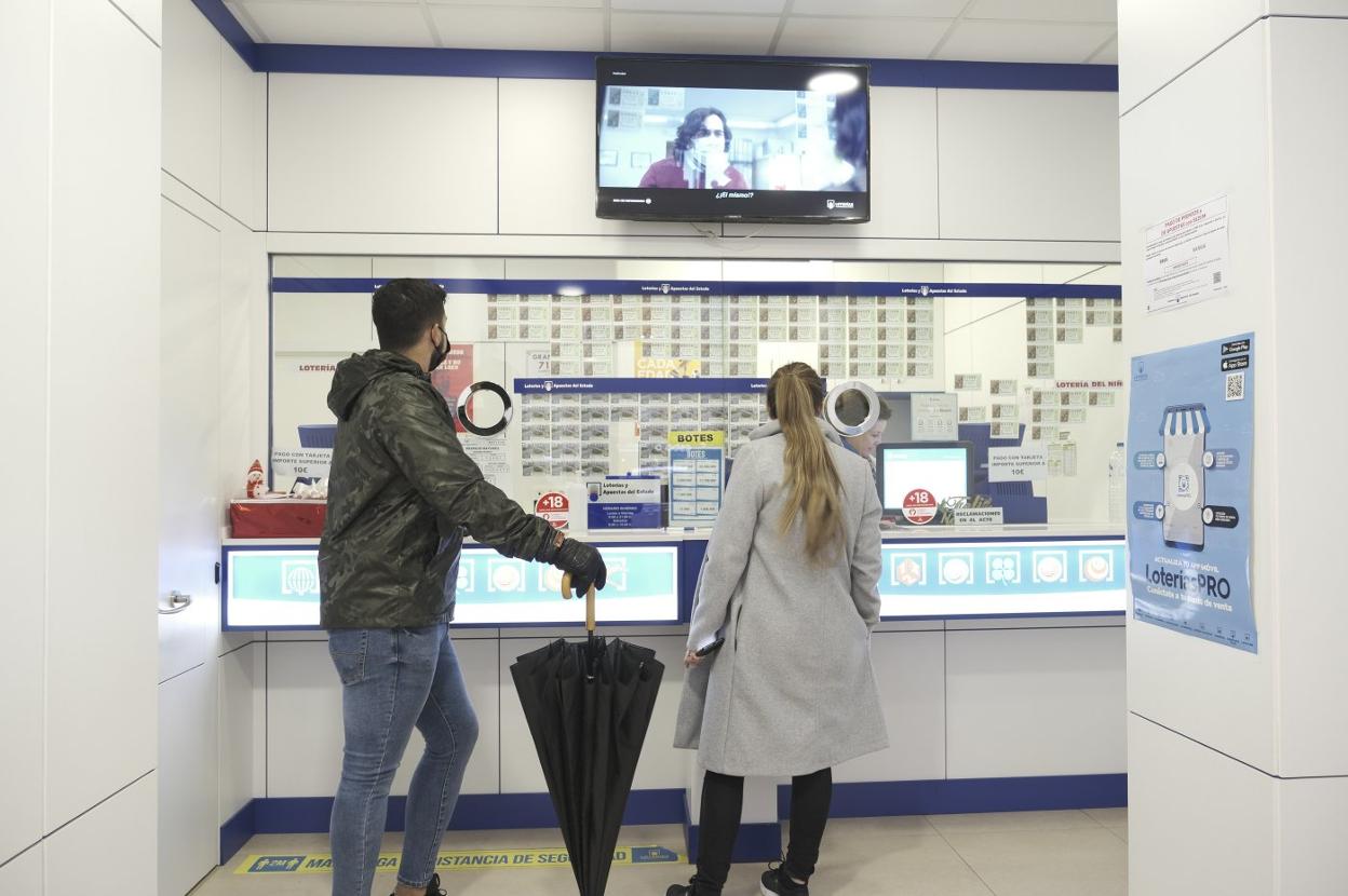 Compras de última hora en una administración de Gijón. 