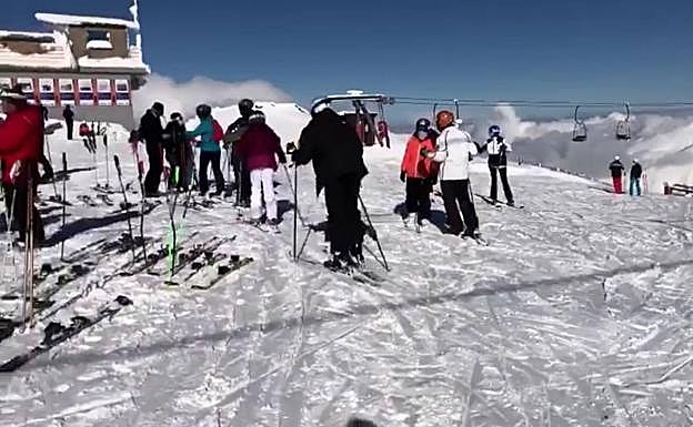 Gran afluencia en la estación de esquí de Pajares el Día de Reyes