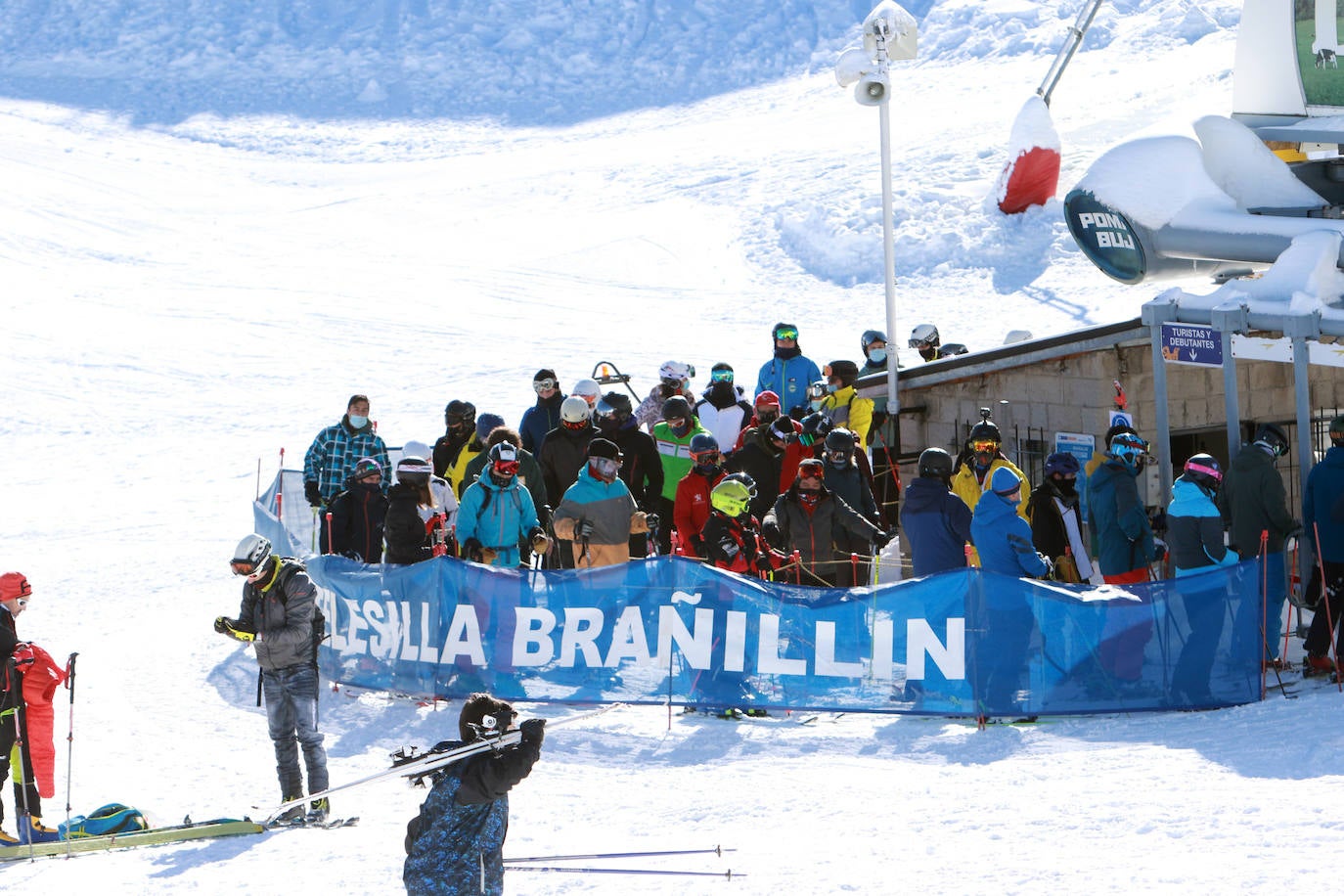 La estación invernal Valgrande-Pajares ha completado su aforo —reducido a 1.200 usuarios por la pandemia de coronavirus— por segundo día consecutivo. 
