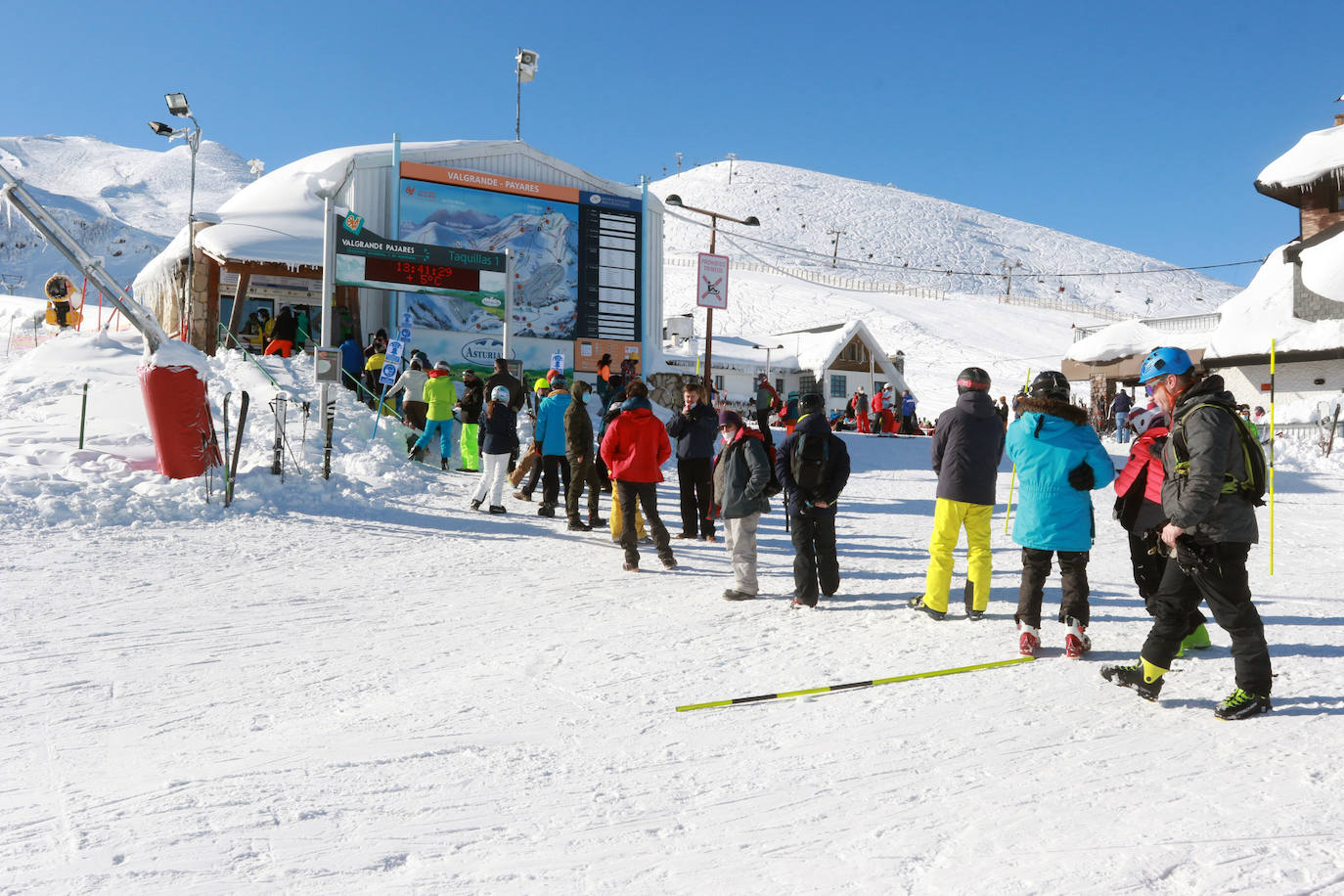 La estación invernal Valgrande-Pajares ha completado su aforo —reducido a 1.200 usuarios por la pandemia de coronavirus— por segundo día consecutivo. 