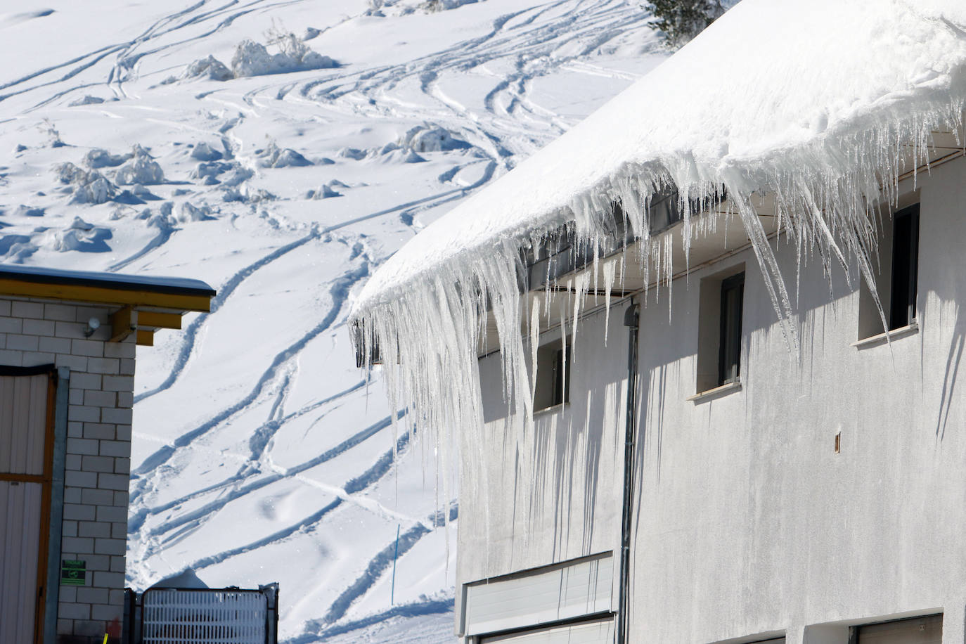 La estación invernal Valgrande-Pajares ha completado su aforo —reducido a 1.200 usuarios por la pandemia de coronavirus— por segundo día consecutivo. 